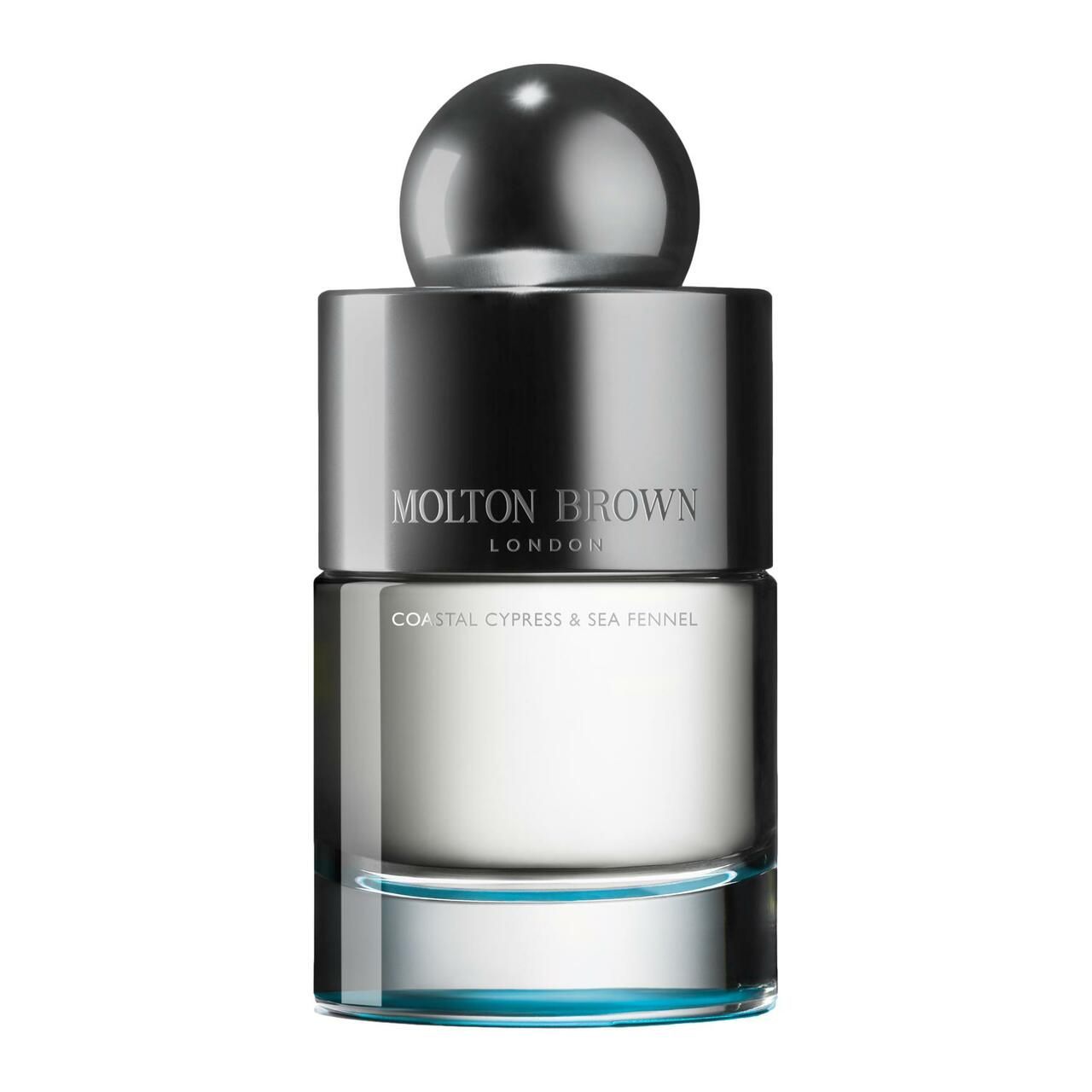 Flakon mit silberfarbenem Verschluss. Aufschrift: Molton Brown London, Coastal Cypress & Sea Fennel.