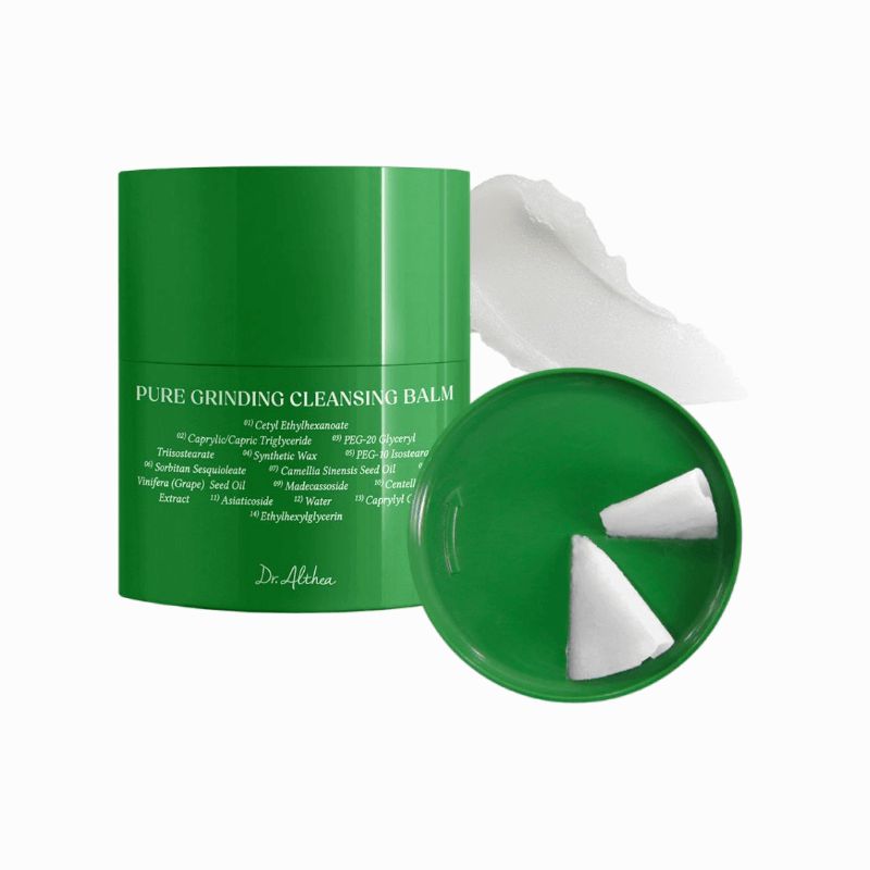 Grüner Behälter mit weißem Reinigungsbalsam. Aufschrift: Pure Grinding Cleansing Balm. Marke: Dr. Althea. Auf einem grünen Teller sind Balsamstücke.
