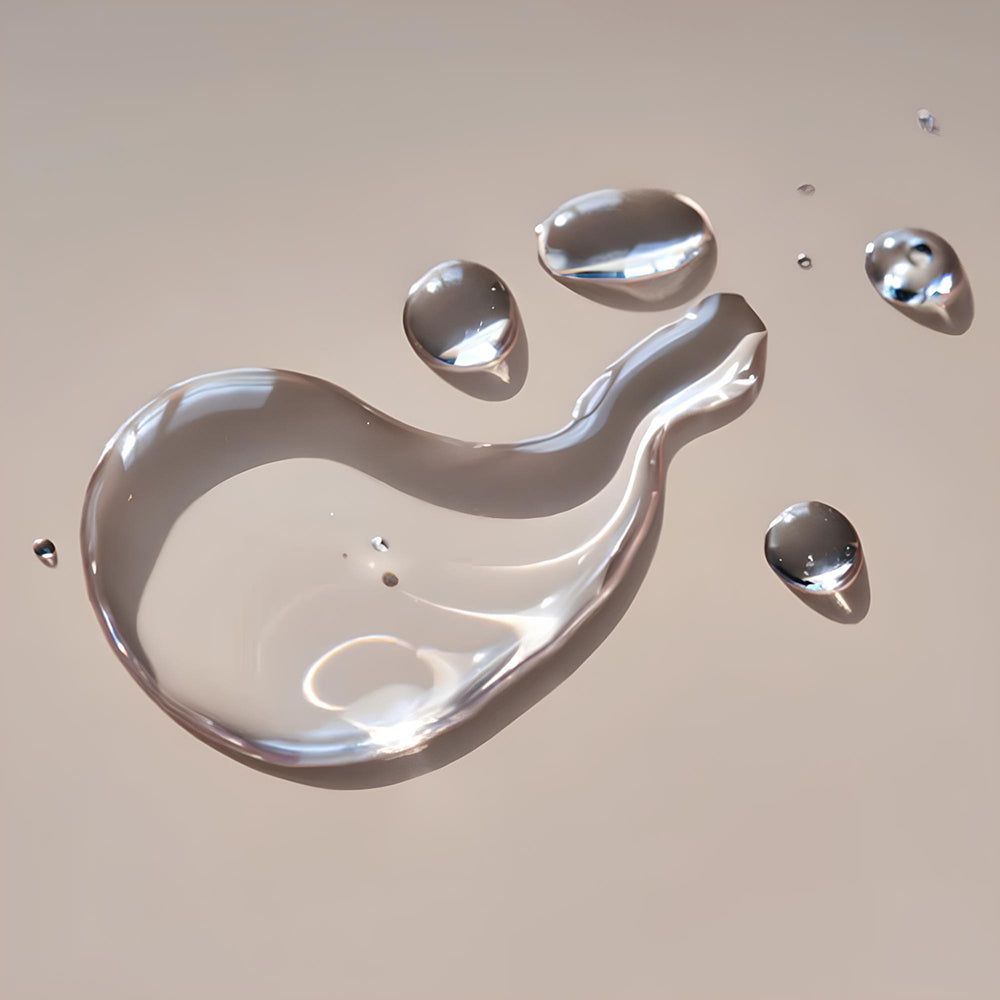 Tropfen von SKINLICK Kindwater Mizellenwasser auf neutralem Hintergrund. Transparente Flüssigkeit.
