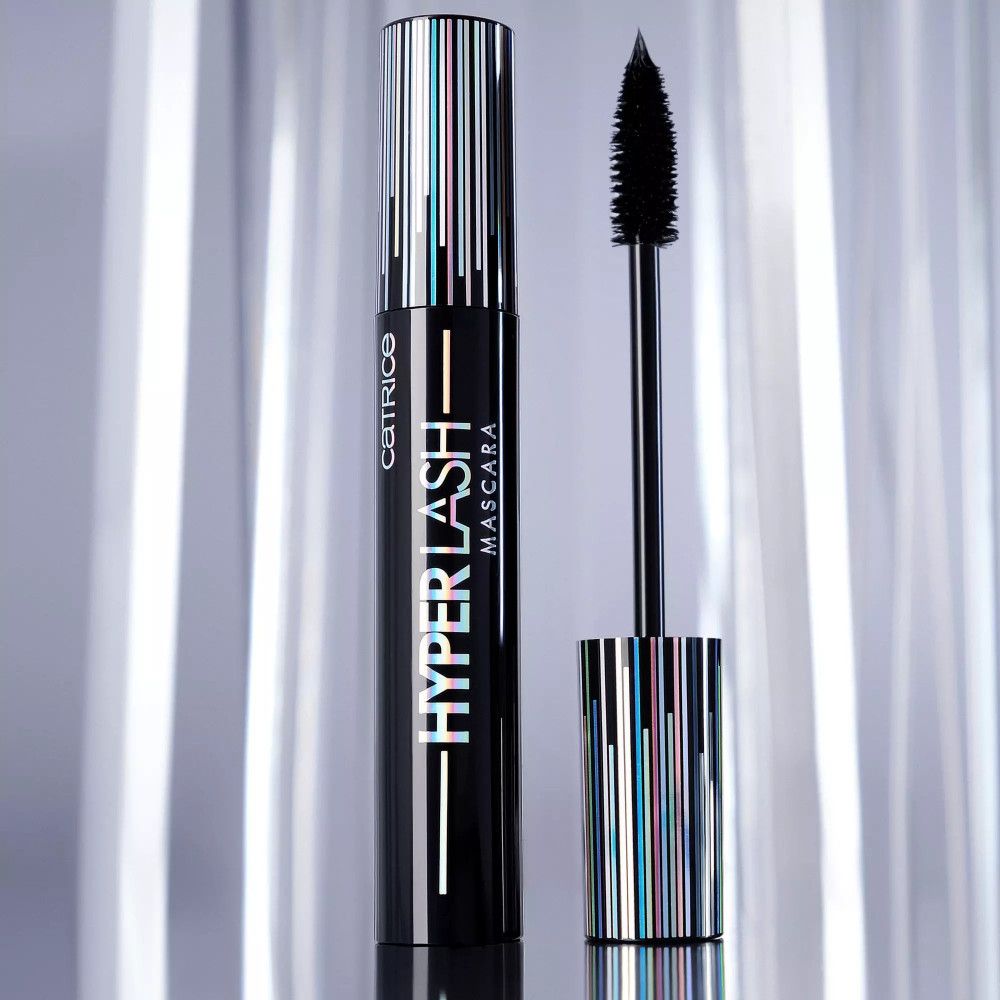Schwarze Mascara-Tube mit geöffneter Bürste. Aufschrift: Hyper Lash Mascara. Hintergrund: silberne Streifen.