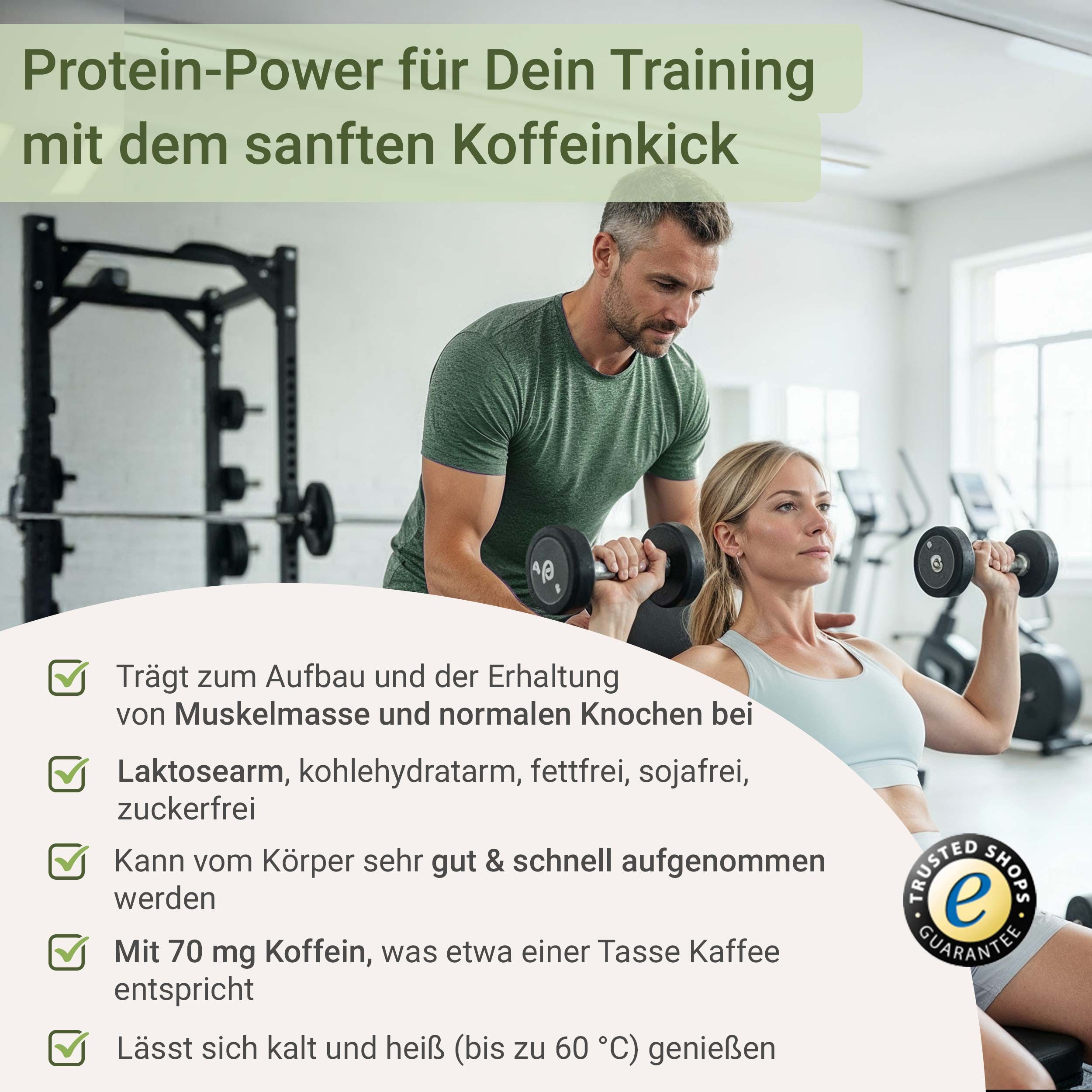Frau und Mann trainieren mit Hanteln im Fitnessstudio. Text: Protein-Power für Dein Training mit Koffein.