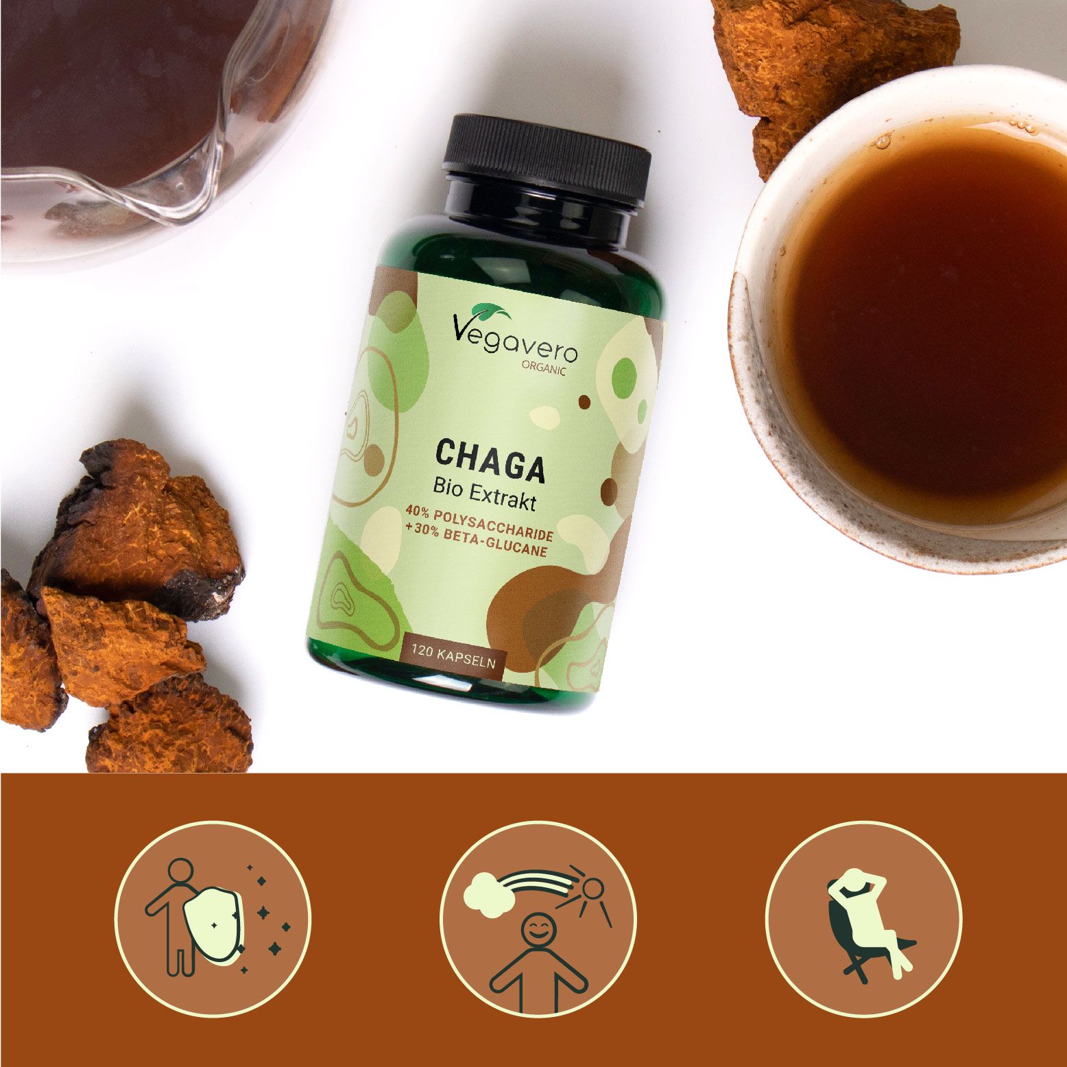 Grüne Flasche mit Chaga Bio Extrakt, daneben Chaga-Stücke und eine Tasse Tee. Aufschrift: 120 Kapseln.