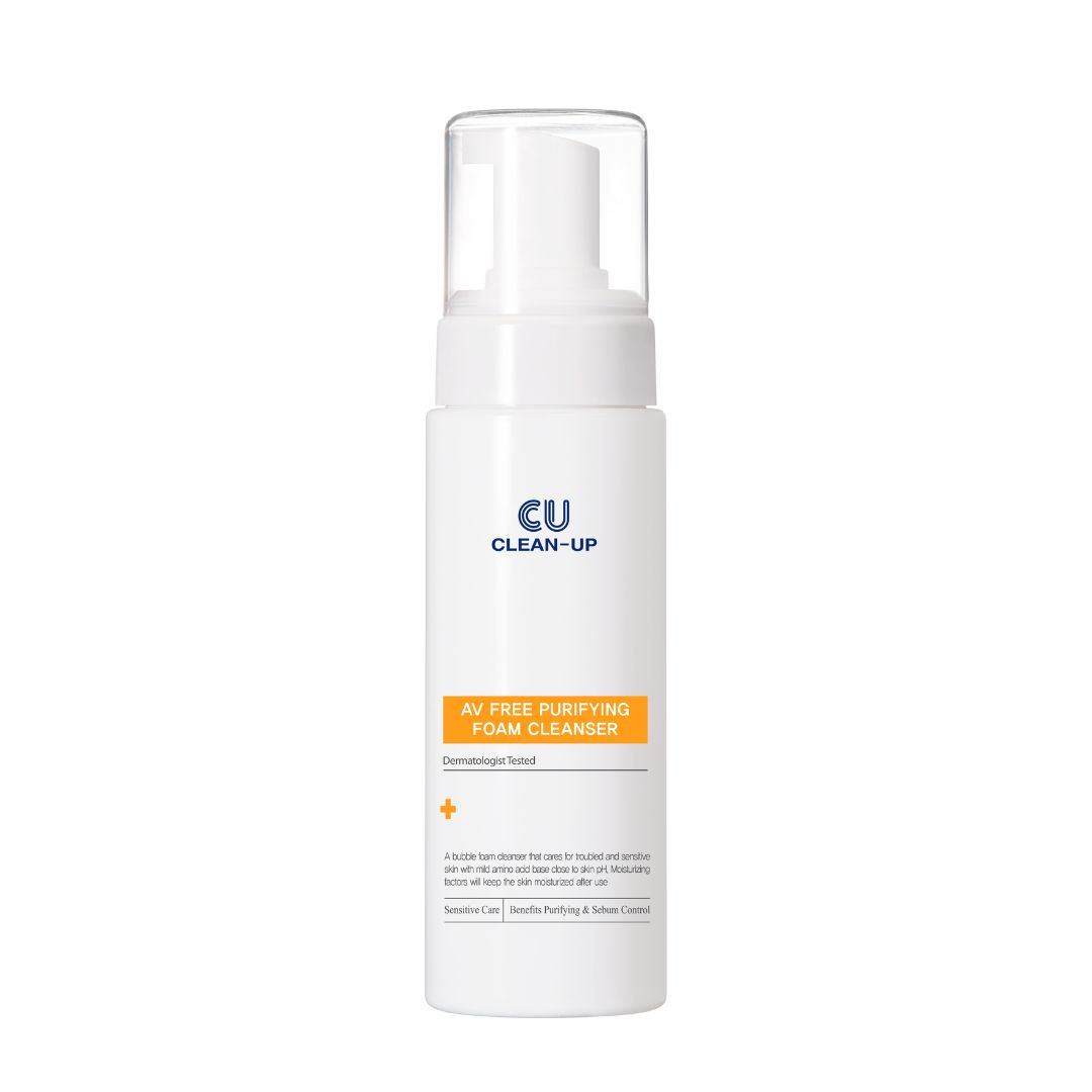 Weiße Flasche mit Pumpverschluss. Aufschrift: CU CLEAN-UP, AV FREE PURIFYING FOAM CLEANSER. Dermatologisch getestet.