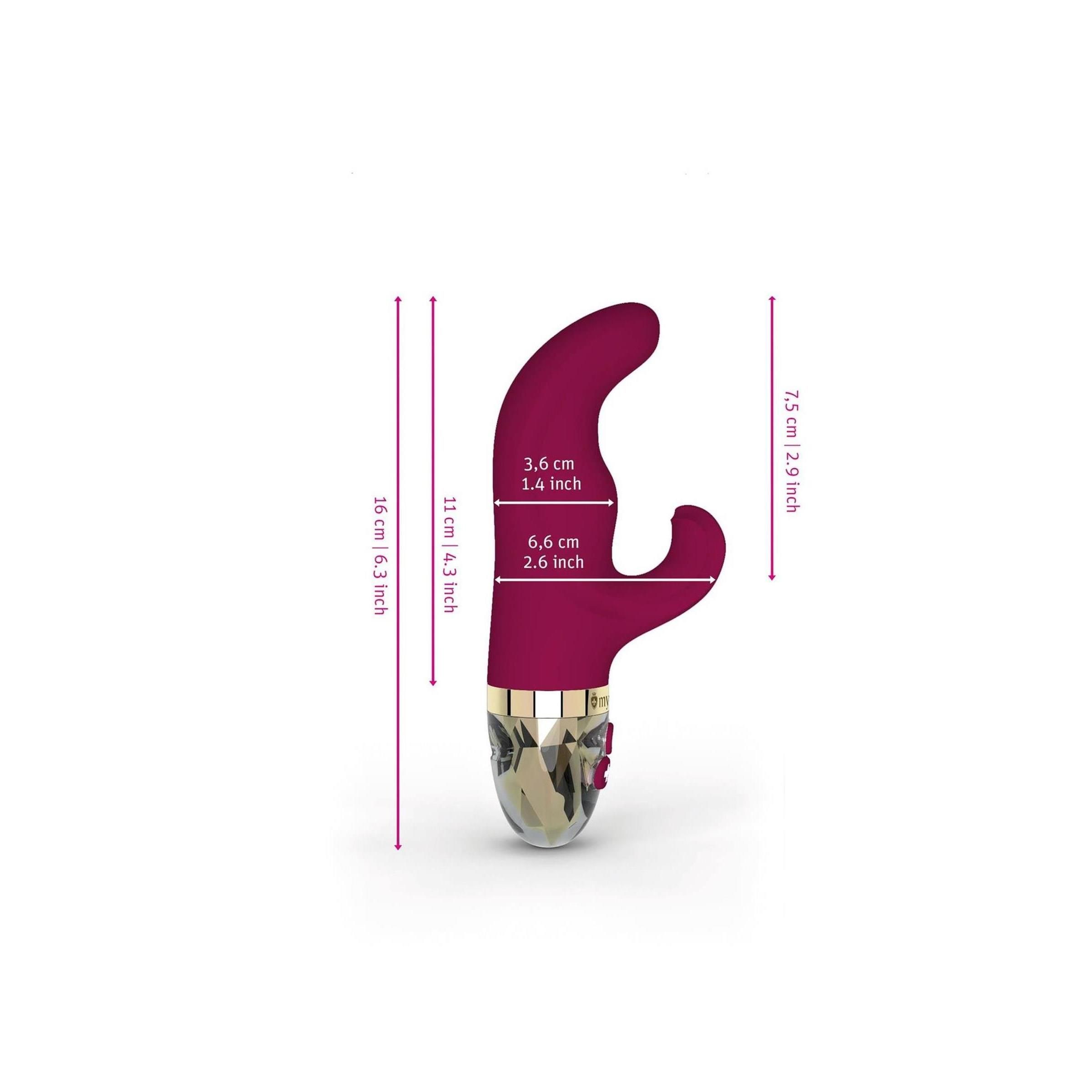 Fuchsiafarbener Vibrator mit Maßangaben. Höhe 16 cm, Breite 6,6 cm. Abgerundete Form mit gebogener Spitze. Goldfarbener Ring.