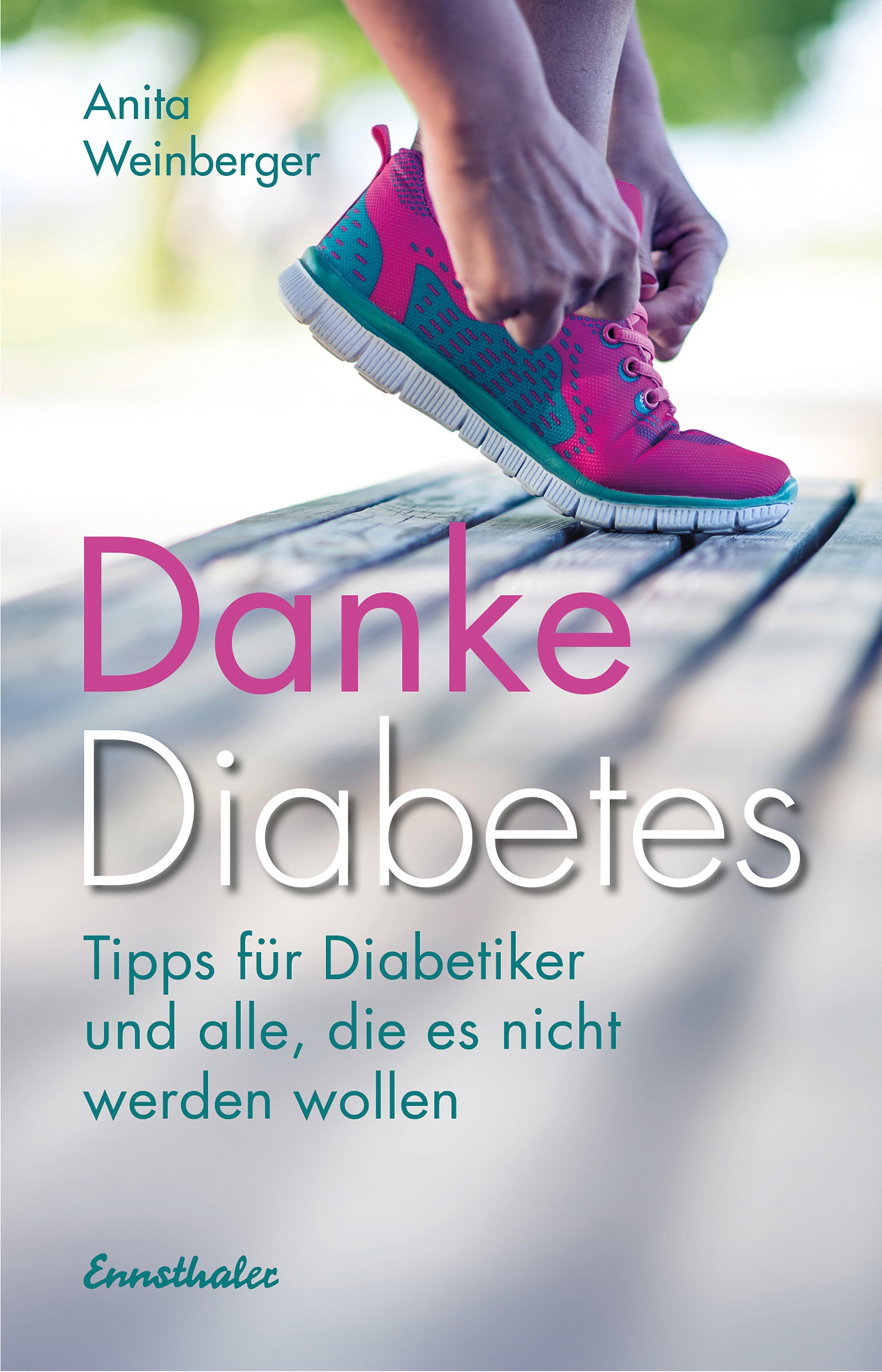 Buchcover mit Titel "Danke Diabetes". Autorin Anita Weinberger. Untertitel: Tipps für Diabetiker. Ennsthaler Verlag. Person bindet Schnürsenkel eines pinkfarbenen Schuhs.