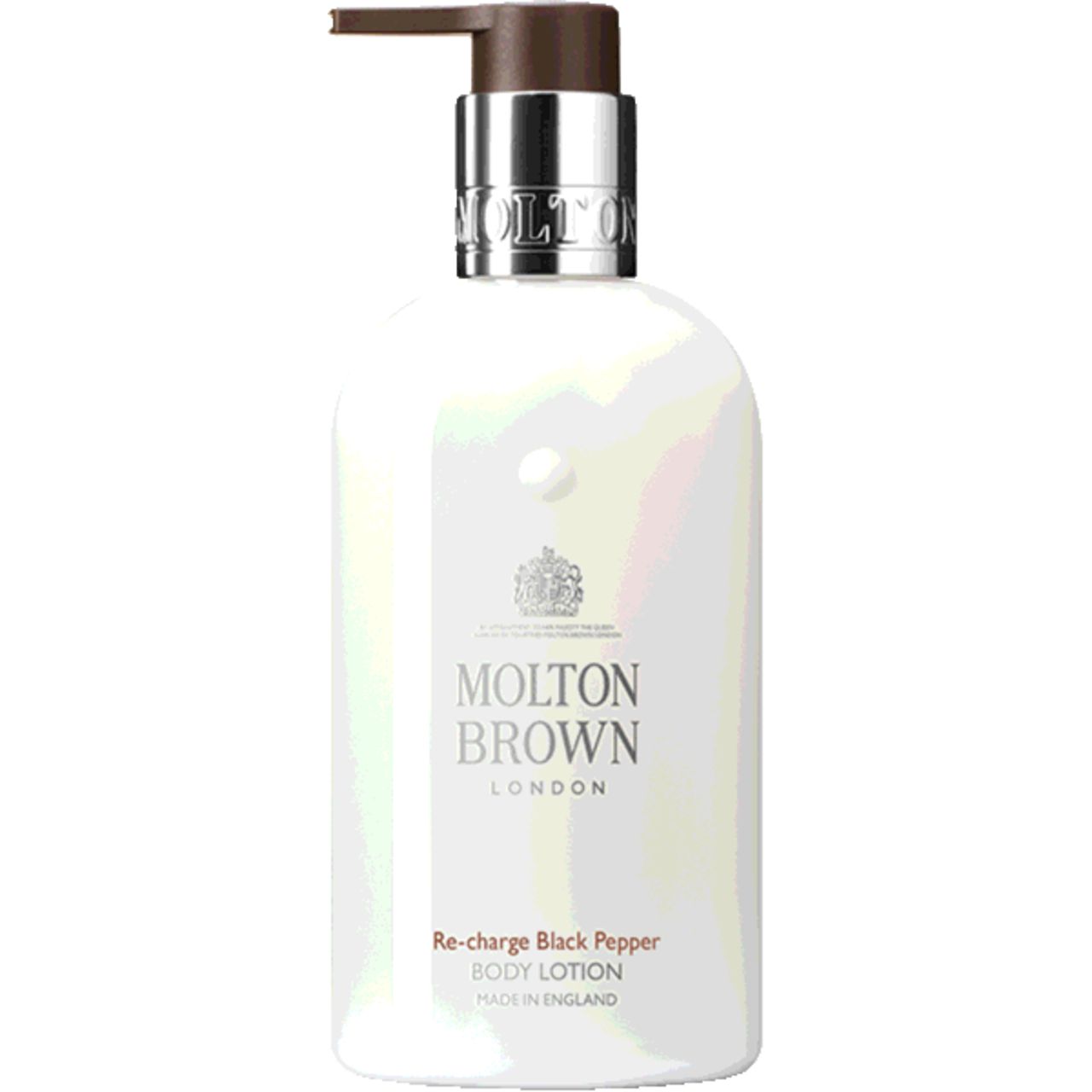 Weiße Flasche mit Pumpe. Aufschrift: Molton Brown, Re-Charge Black Pepper Body Lotion. Mit Wappen.