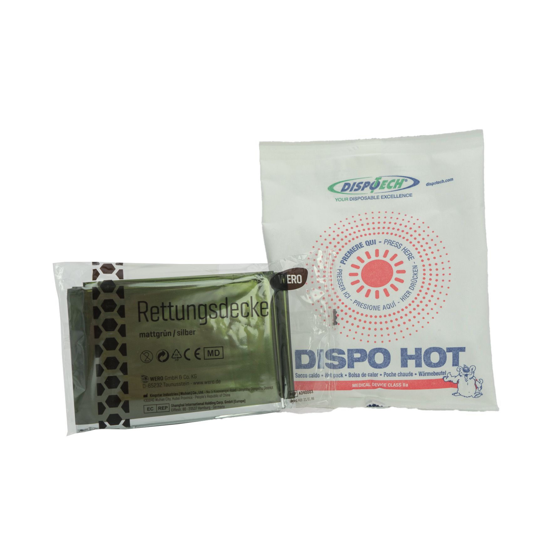 Zwei Rettungsdecken in Verpackung. Eine silberfarbene Decke und ein Wärmekissen mit rotem Kreis. Aufschrift: DISPO HOT.