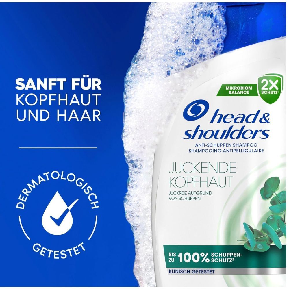 Nahaufnahme von Head & Shoulders Flasche. Text: Sanft für Kopfhaut und Haar. Dermatologisch getestet. Schaum und blauem Hintergrund.