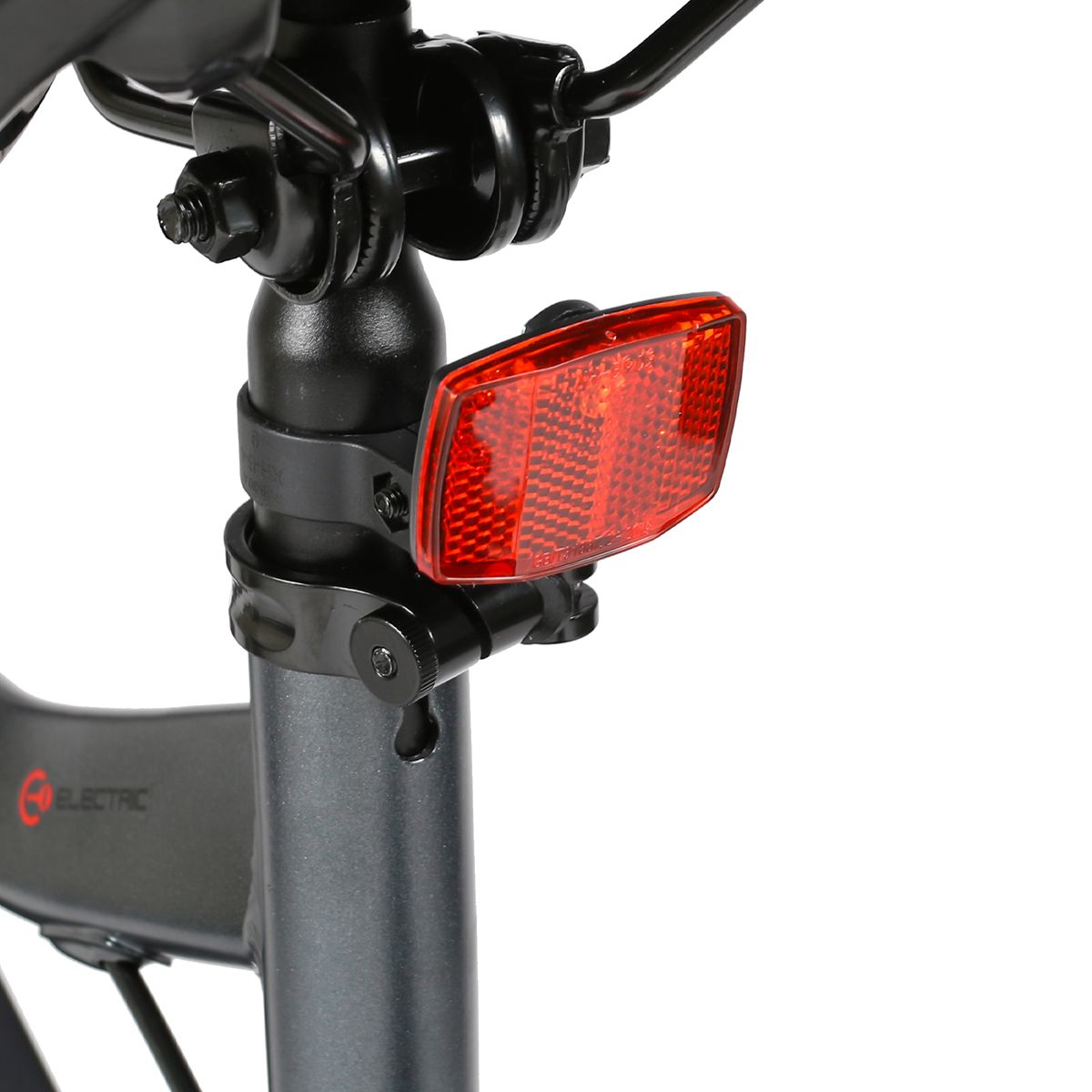 Roter Rückstrahler an der Sattelstütze eines E-Bikes. Schwarze Halterung.