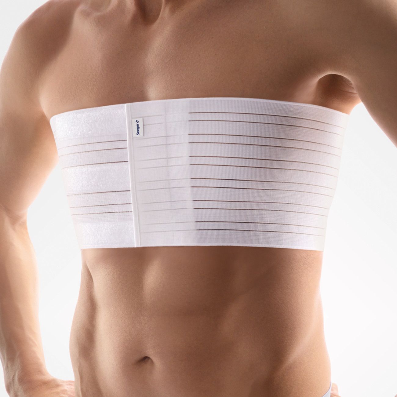 Weißer Rippengürtel für Herren, horizontal gestreift, mit vertikalem Verschluss. Marke Seeger.