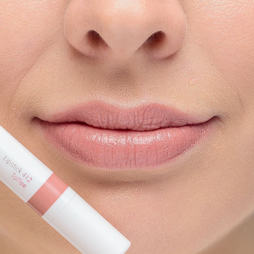 Nahaufnahme von Lippen mit aufgetragenem Lippenstift. Ein Teil des Lippenstifts ist sichtbar, mit der Aufschrift "Lipstick-412 Toffee".