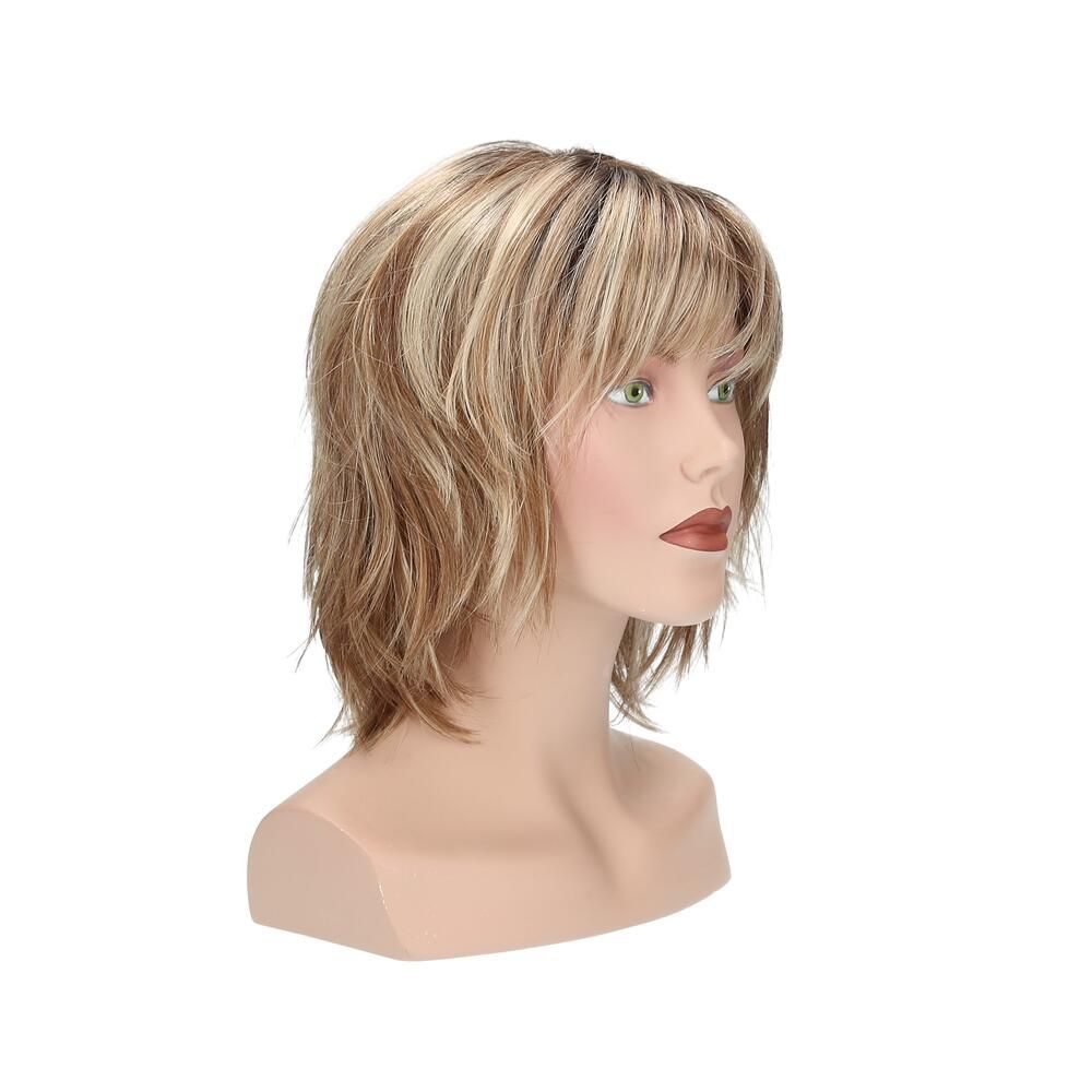 Perücke auf einem Schaufensterkopf. Blond mit braunen Strähnen, kurzer, gestufter Schnitt mit Pony. Schräge Ansicht.