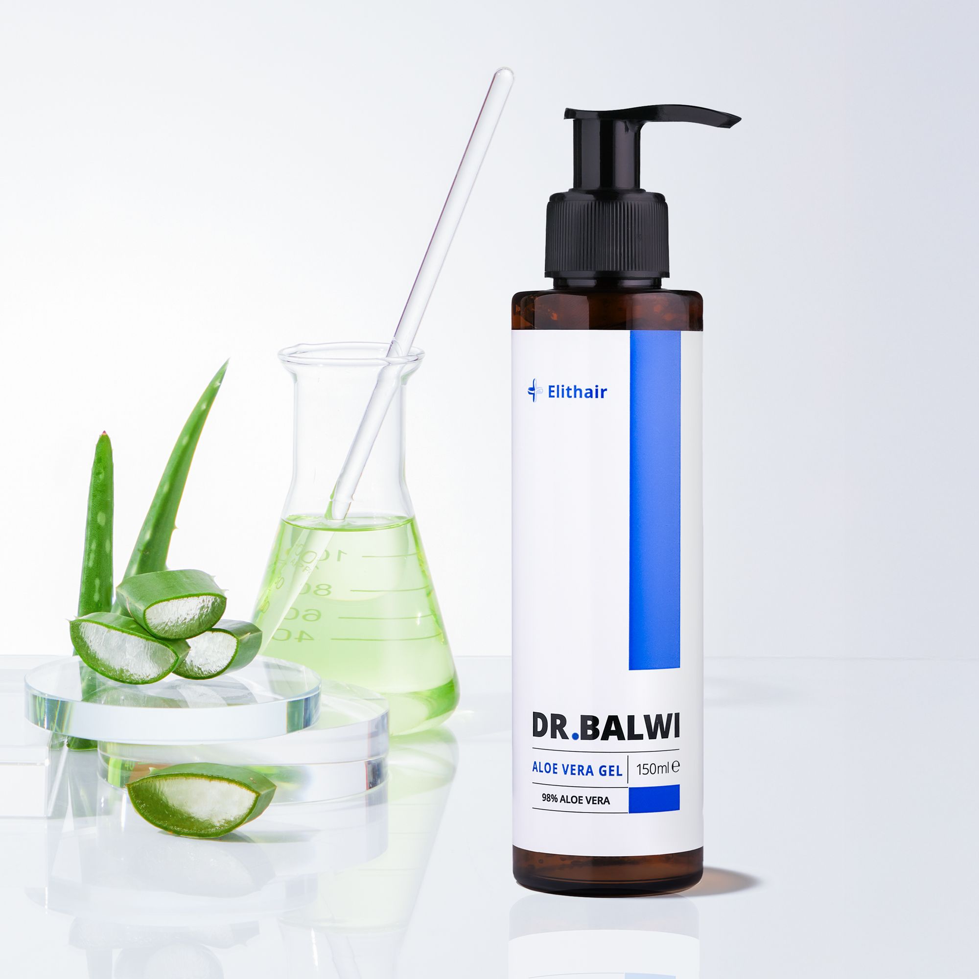 Aloe Vera Gel mit Laborutensilien und Aloe Vera Blättern. Aufschrift: DR.BALWI, Aloe Vera Gel, 98% Aloe Vera.