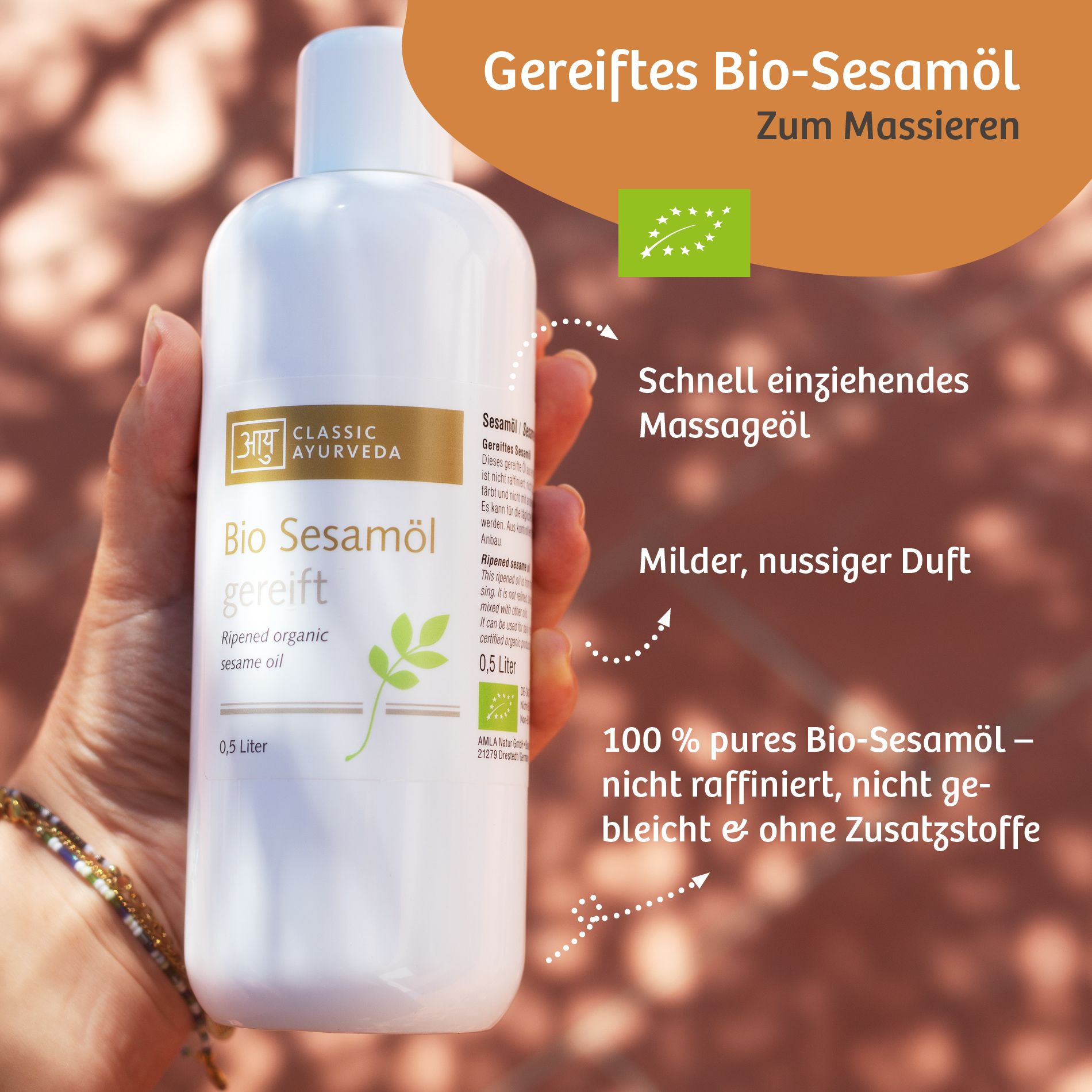 Weisse Flasche mit Etikett. Aufschrift: Classic Ayurveda Bio Sesamöl gereift. 0,5 Liter. Bio-Siegel. Hand hält Flasche.