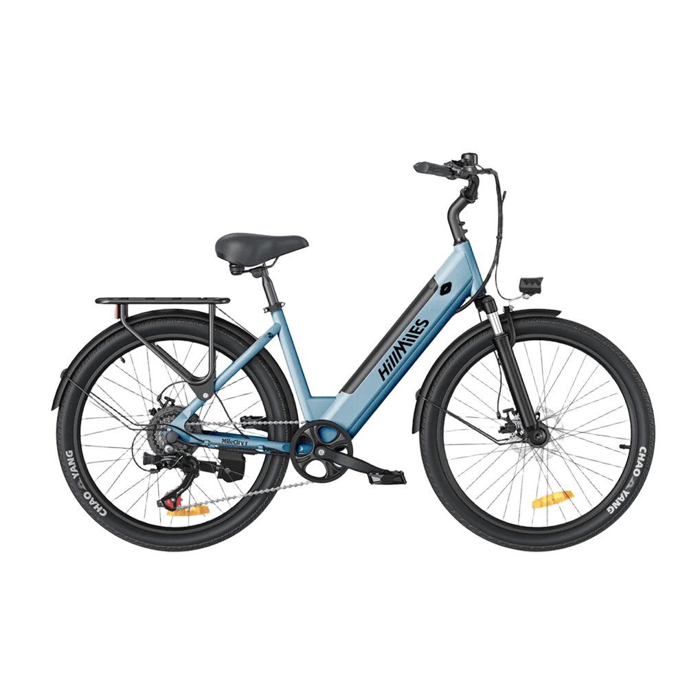 Blaues Elektrofahrrad mit schwarzem Rahmen, Gepäckträger und Scheinwerfer. Marke HillMiles.