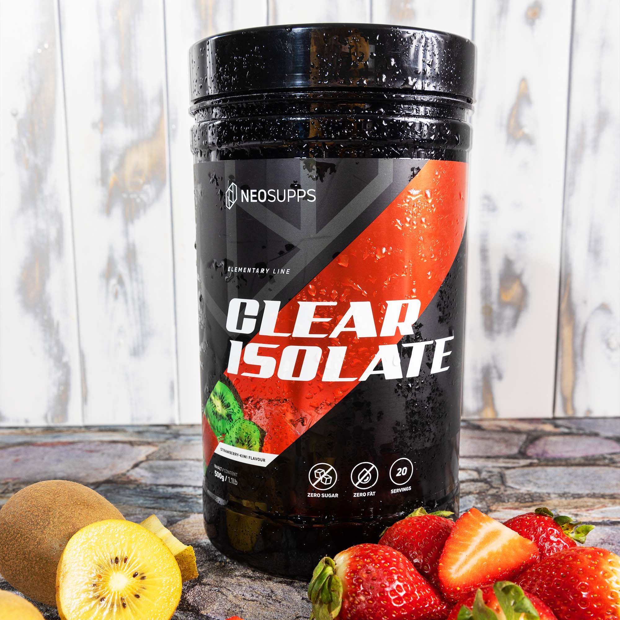 Schwarze Dose mit rotem Akzent. Aufschrift: CLEAR ISOLATE. Erdbeeren, Kiwi. Text: Zero Sugar, Zero Fat, 20 Servings.