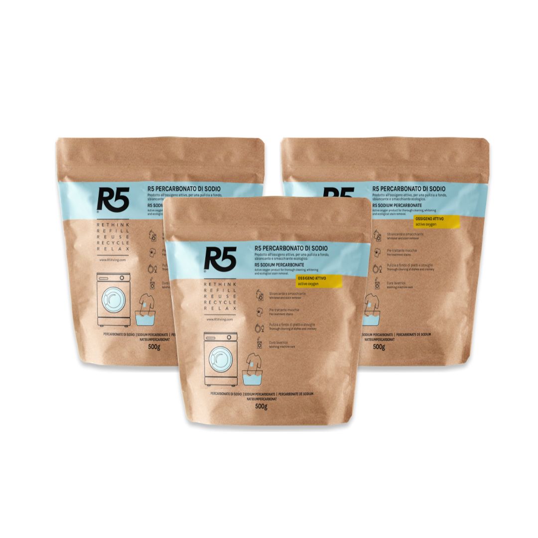 Drei Beutel R5 Percarbonato di Sodio. Braune Verpackung mit blauem Streifen und weißer Schrift. 100g.
