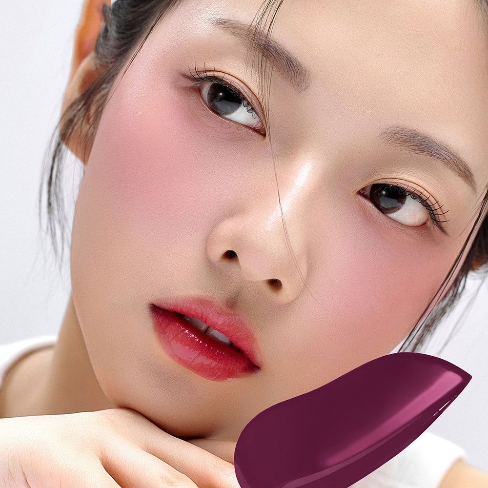Nahaufnahme einer Frau mit rotem Lippenstift und rosa Wangenrouge.