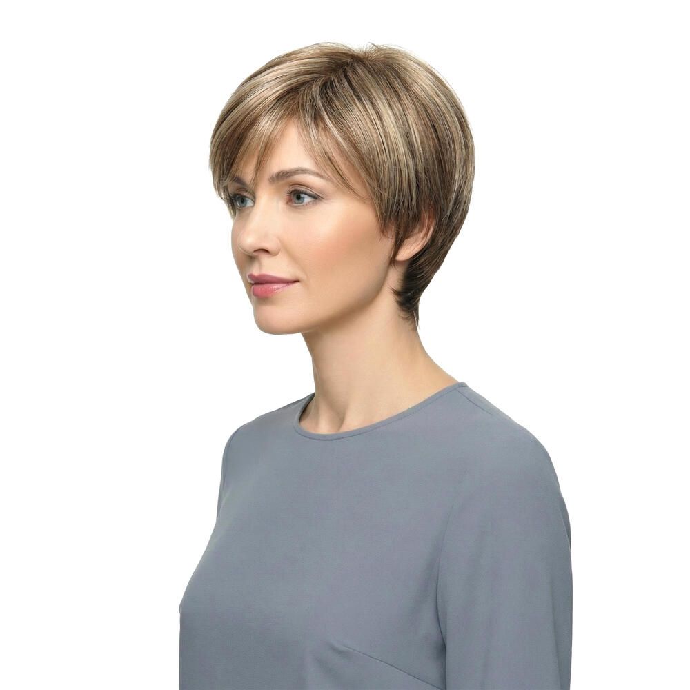 Kurzhaarperücke mit blonden Strähnen. Die Frau trägt ein graues Oberteil. Seitenansicht.