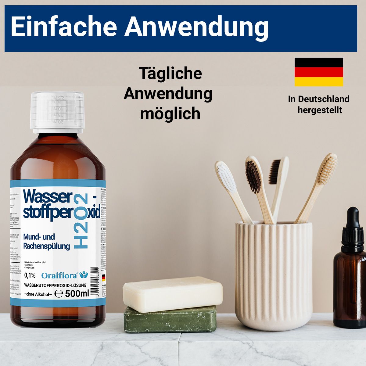 Braune Flasche mit weißem Deckel. Beschriftung: Wasserstoffperoxid H2O2, Mund- und Rachenspülung, 0,1% Oralflora. Daneben Zahnbürsten und Seife.
