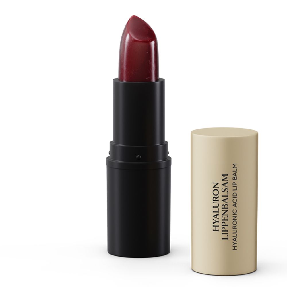 Lippenbalsam mit schwarzem Gehäuse und geöffneter Kappe. Der Balsam ist rot. Auf der Kappe steht "HYALURON LIPPENBALSAM".