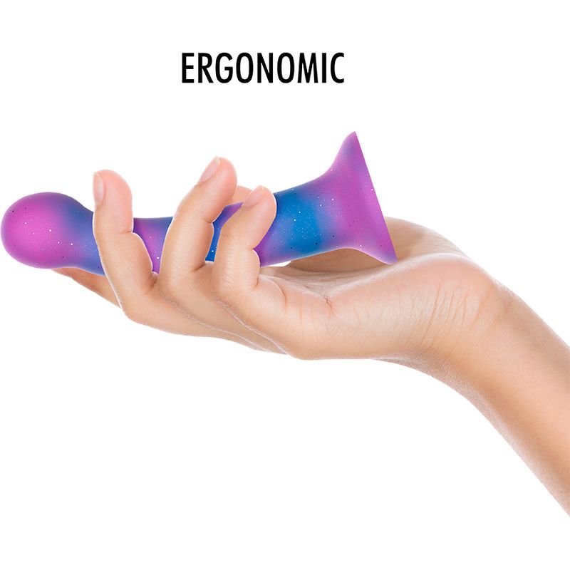 Ein lila-blaues Dildo-Spielzeug wird von einer Hand gehalten. Der Text "ERGONOMIC" ist oben.