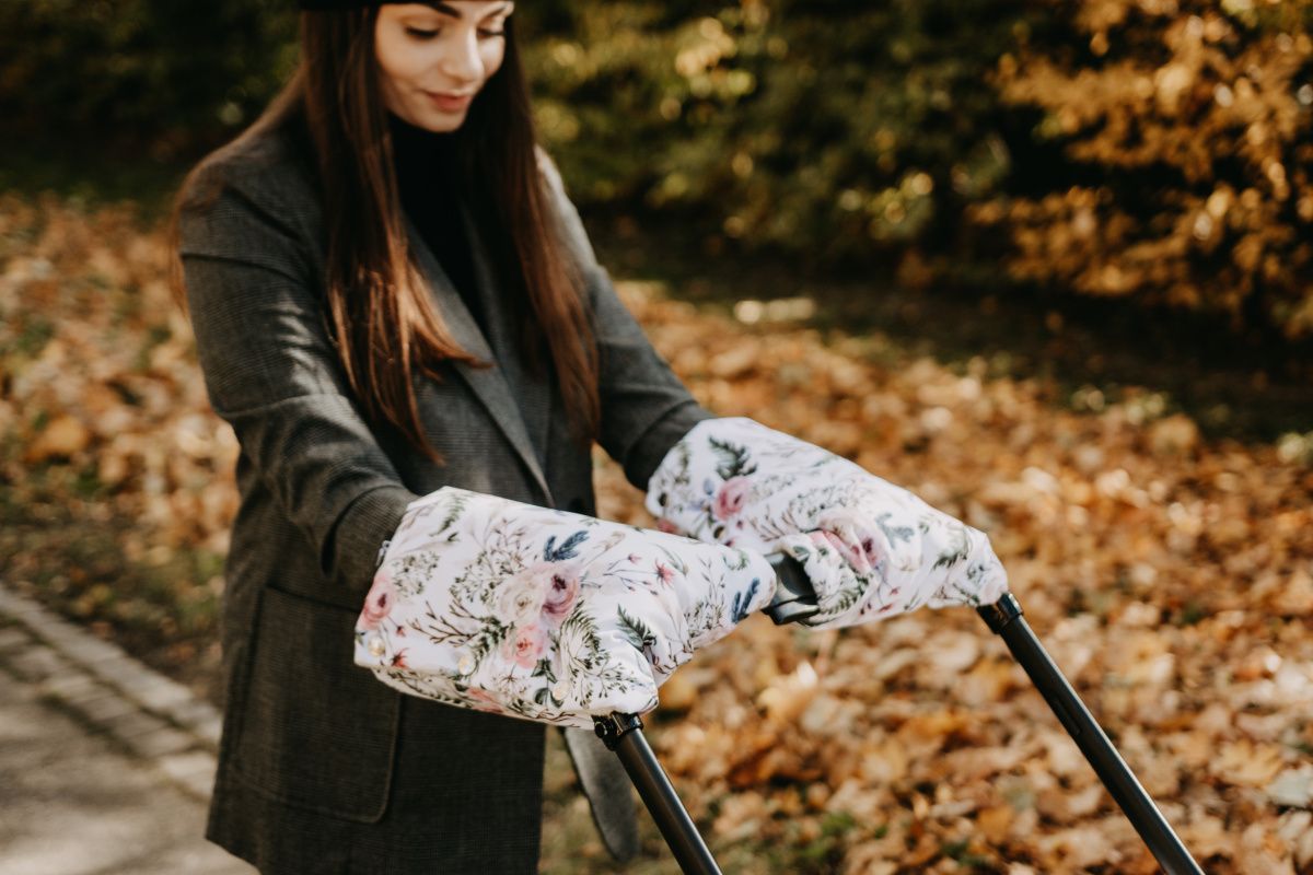 Kinderwagen-Handwärmer mit Blumenmuster in Rosa und Blau auf weißem Grund.