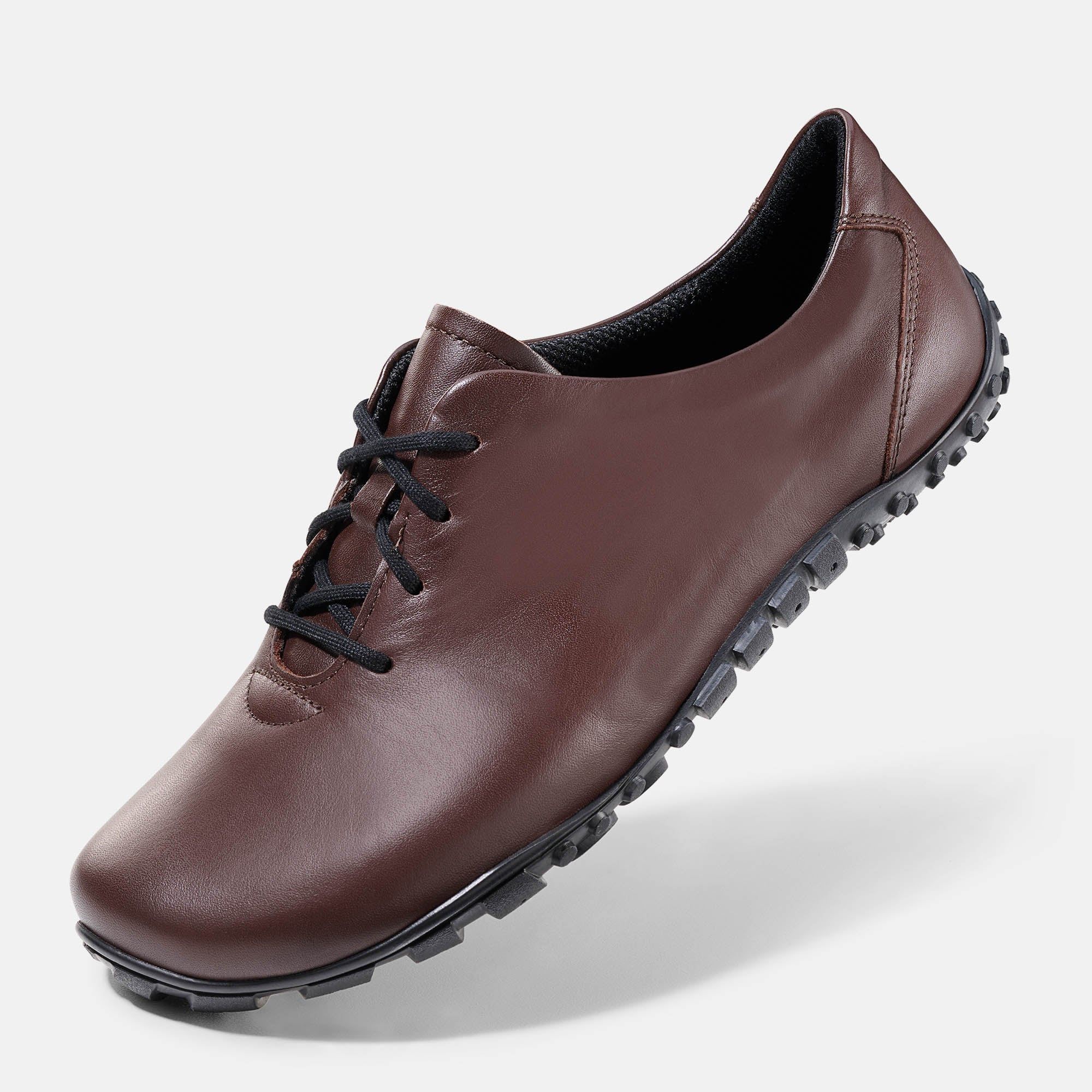 Braune Lederschnürschuh. Schwarze Schnürsenkel und Sohle. Perspektivische Ansicht.