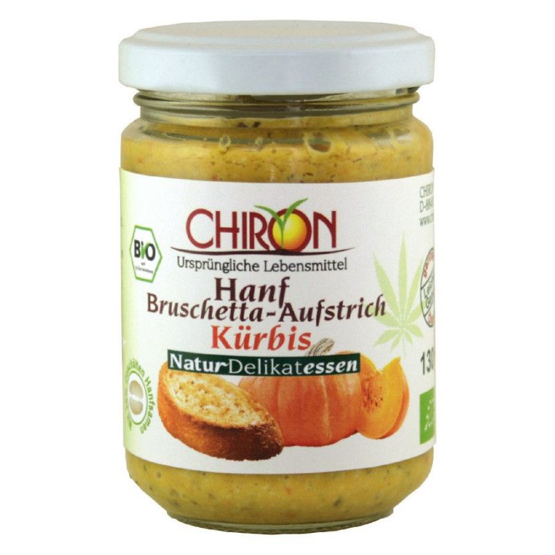 Glas mit Aufstrich. Auf dem Etikett steht "CHIRON Hanf-Bruschetta-Aufstrich Kürbis". Bio-Siegel und Abbildung von Brot und Kürbis.