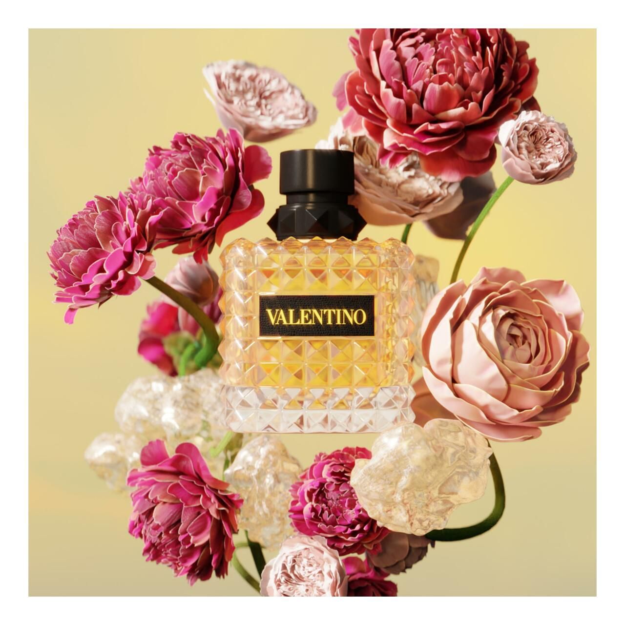 Parfümflakon mit schwarzen Verschluss und Blumenarrangements. VALENTINO-Logo auf schwarzem Etikett.