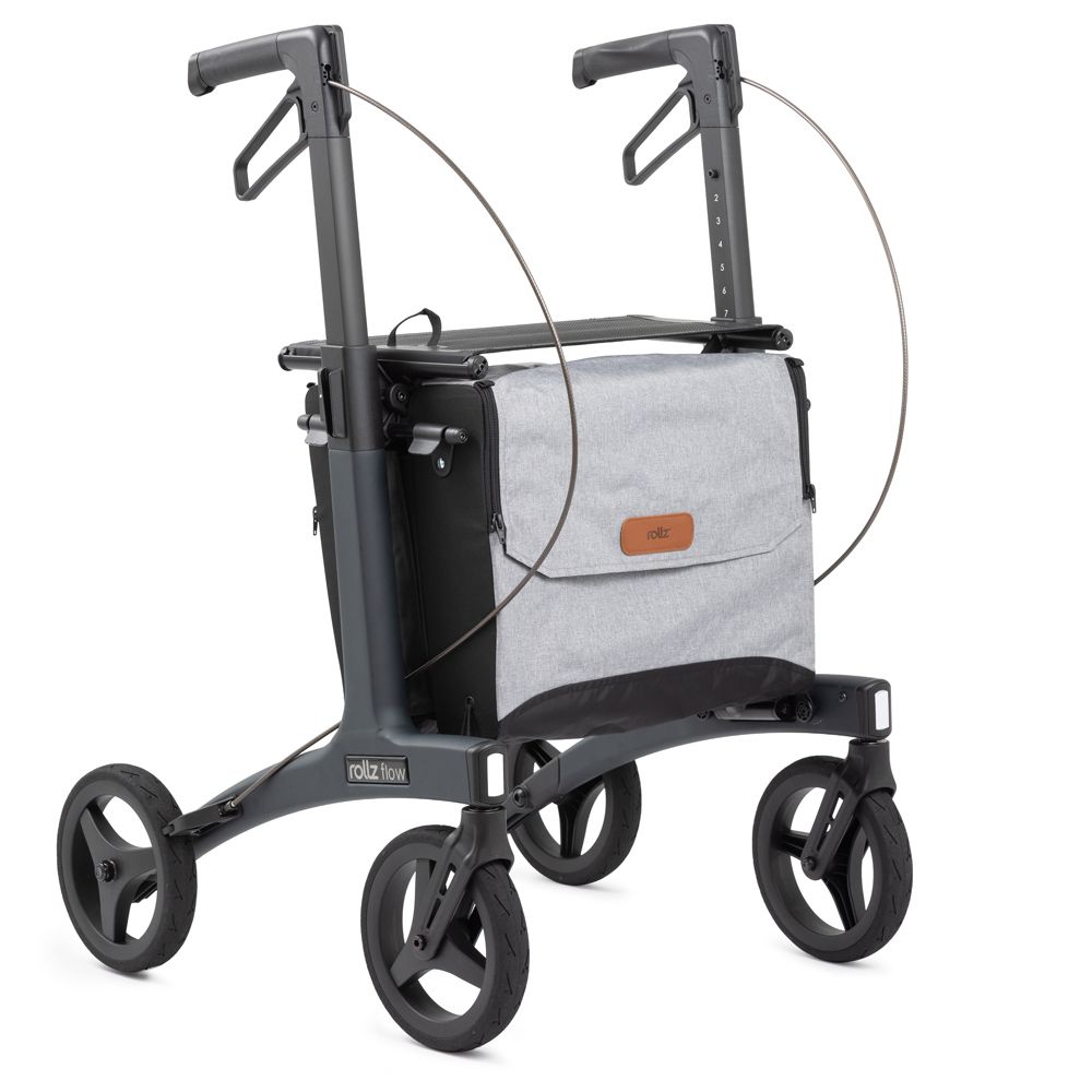 Grauer Rollator mit vier Rädern, verstellbaren Griffen und einer Stofftasche.