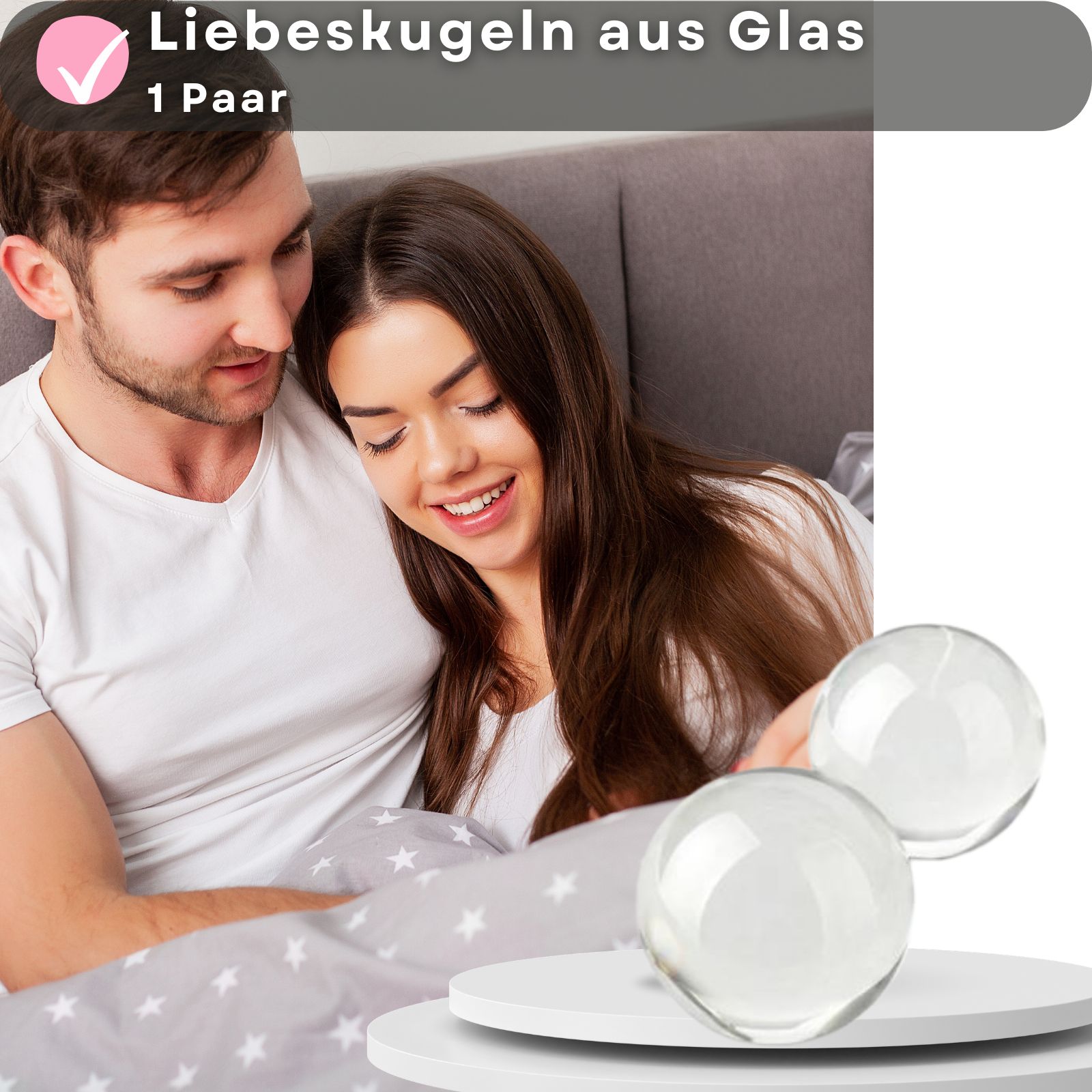 Zwei durchsichtige Glaskugeln auf weißen Podesten.