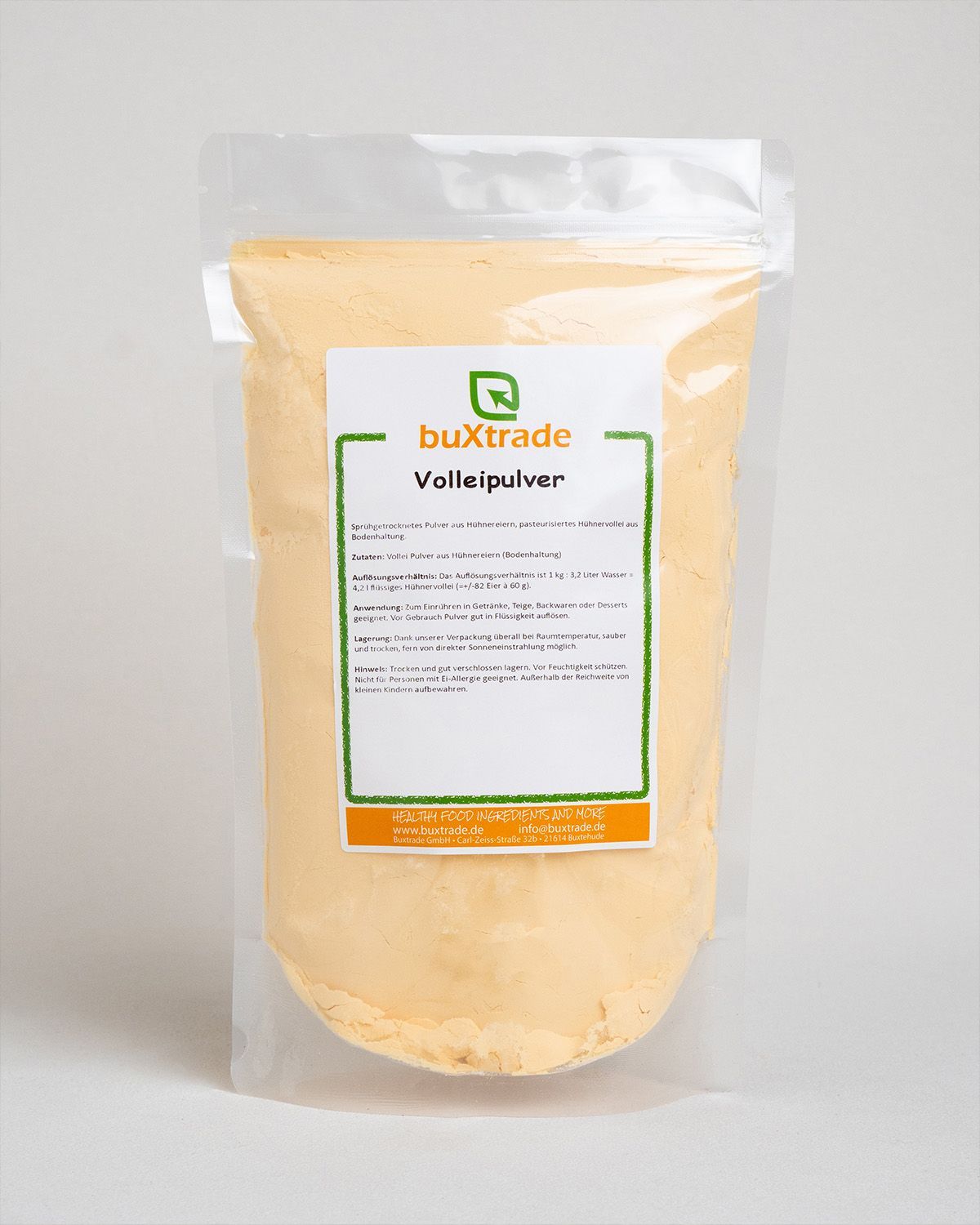 Ein transparenter Beutel mit hellgelbem Pulver, versehen mit einem Etikett mit Produktinformationen und dem Markennamen 'buXtrade'.