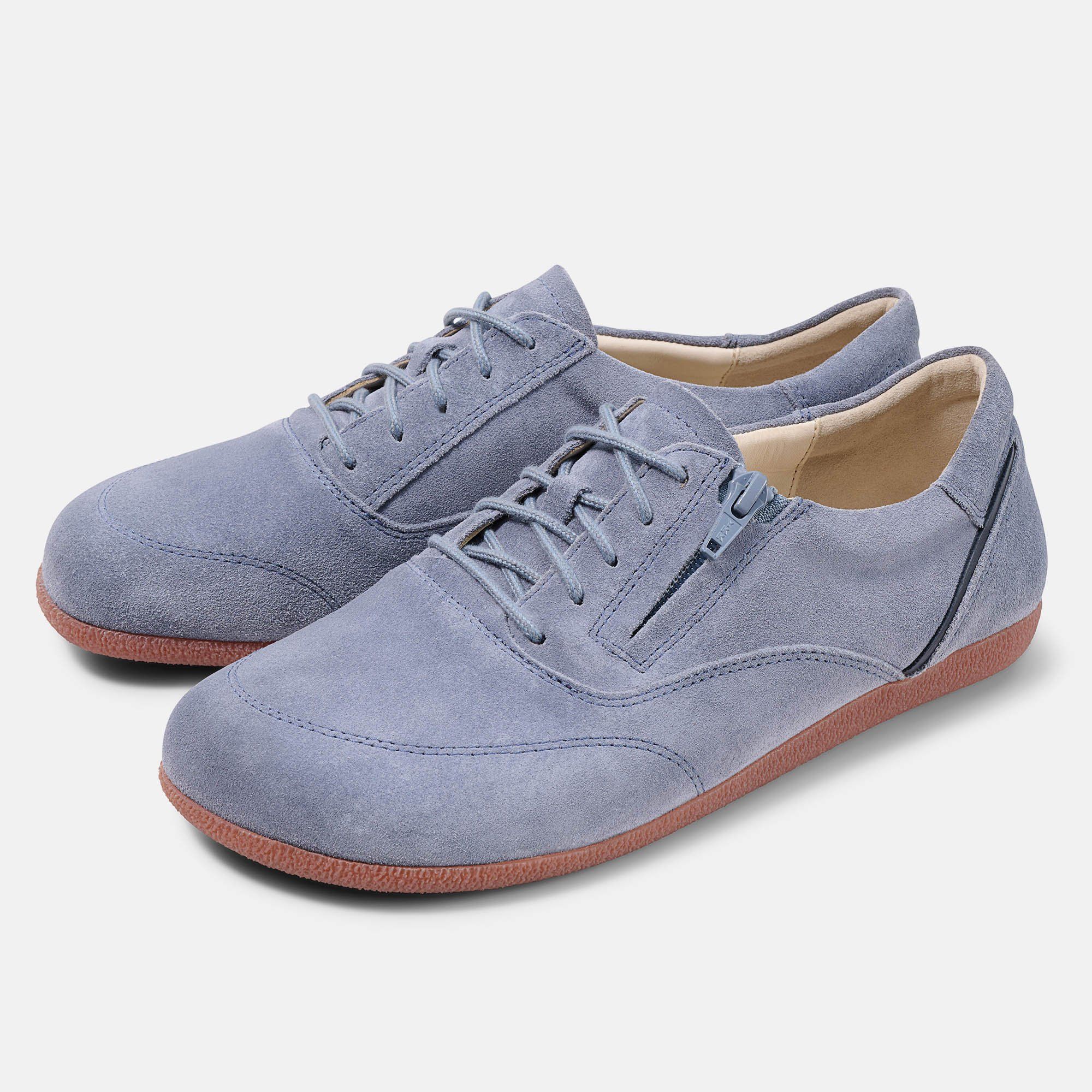 Zwei blaue Schnürschuhe mit seitlichem Reißverschluss und brauner Sohle. Weite: breit.