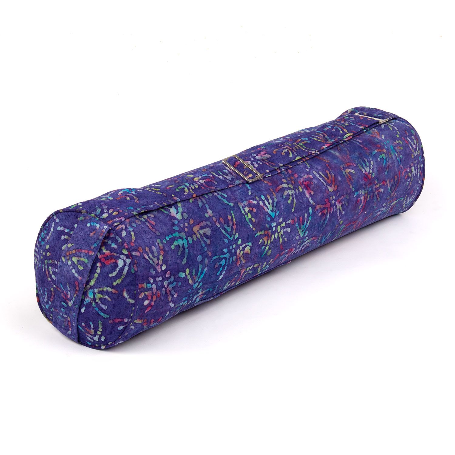 Sac de yoga lila, cylindrique, bleu à motifs colorés. Avec sangle et boucle. Sur fond blanc.