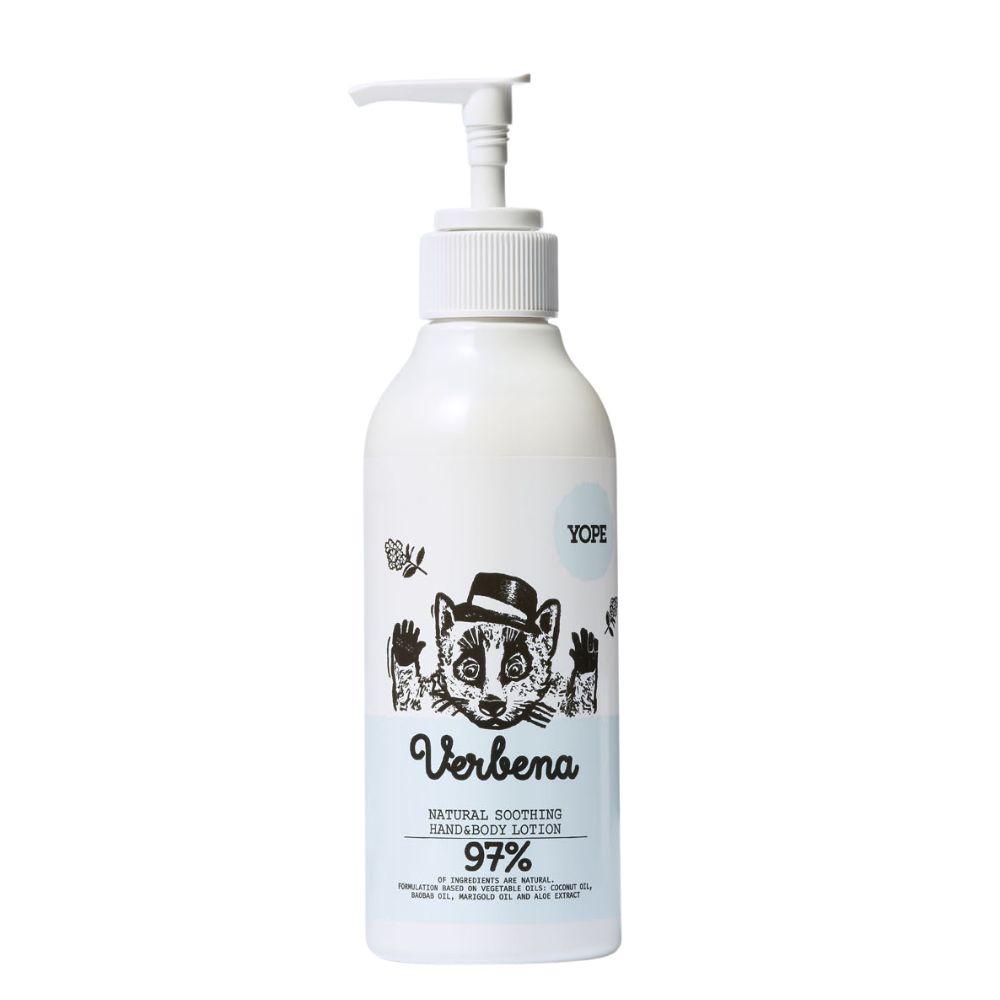 Weiße Flasche mit Pumpverschluss. Etikett mit Illustration eines Waschbären mit Hut. Text: Yope, Verbena, Hand & Body Lotion, 97%.