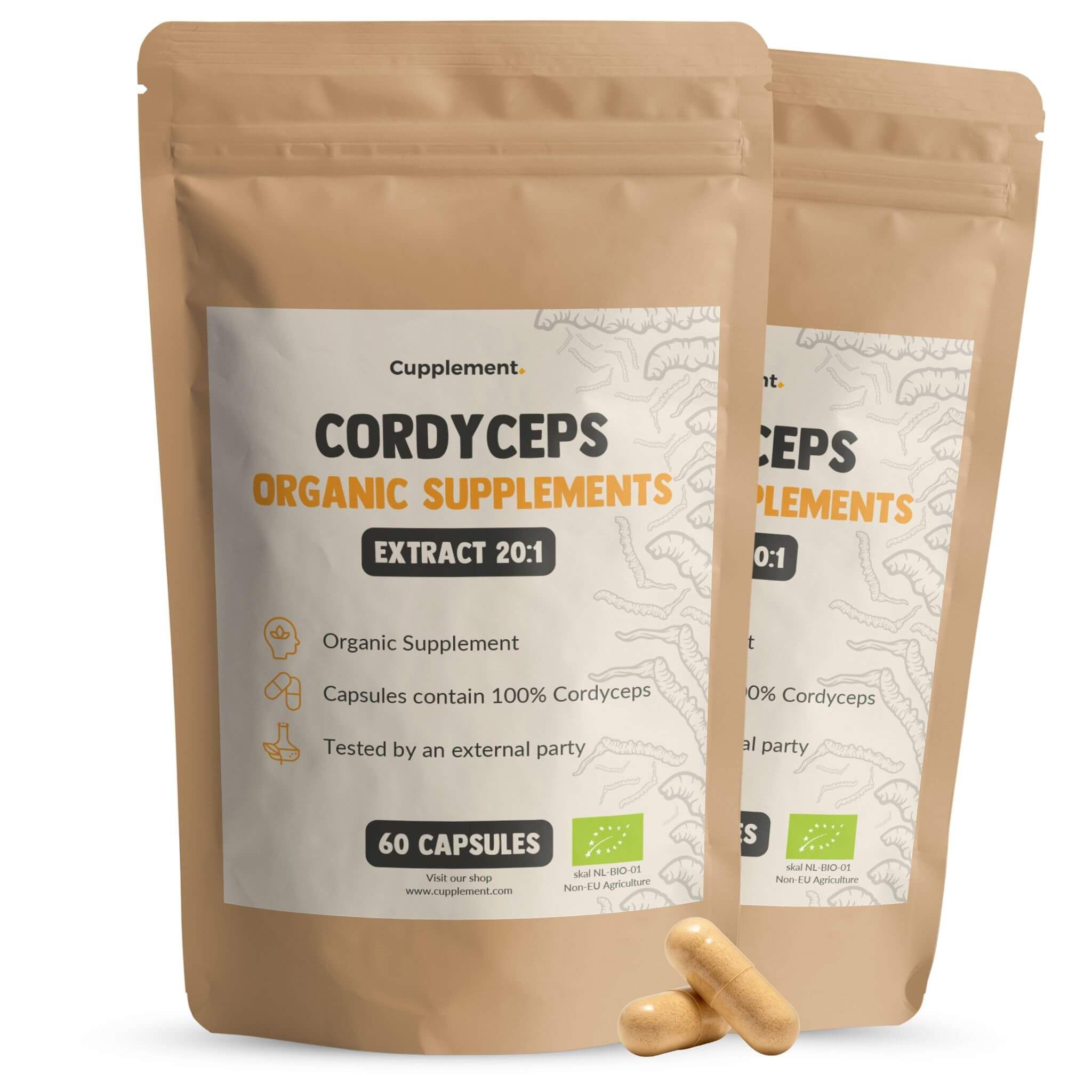 Zwei Beutel Cordyceps-Kapseln. Aufschrift: Cupplement, Cordyceps, Organic Supplements, Extrakt 20:1, 60 Kapseln. Zwei Kapseln liegen daneben.