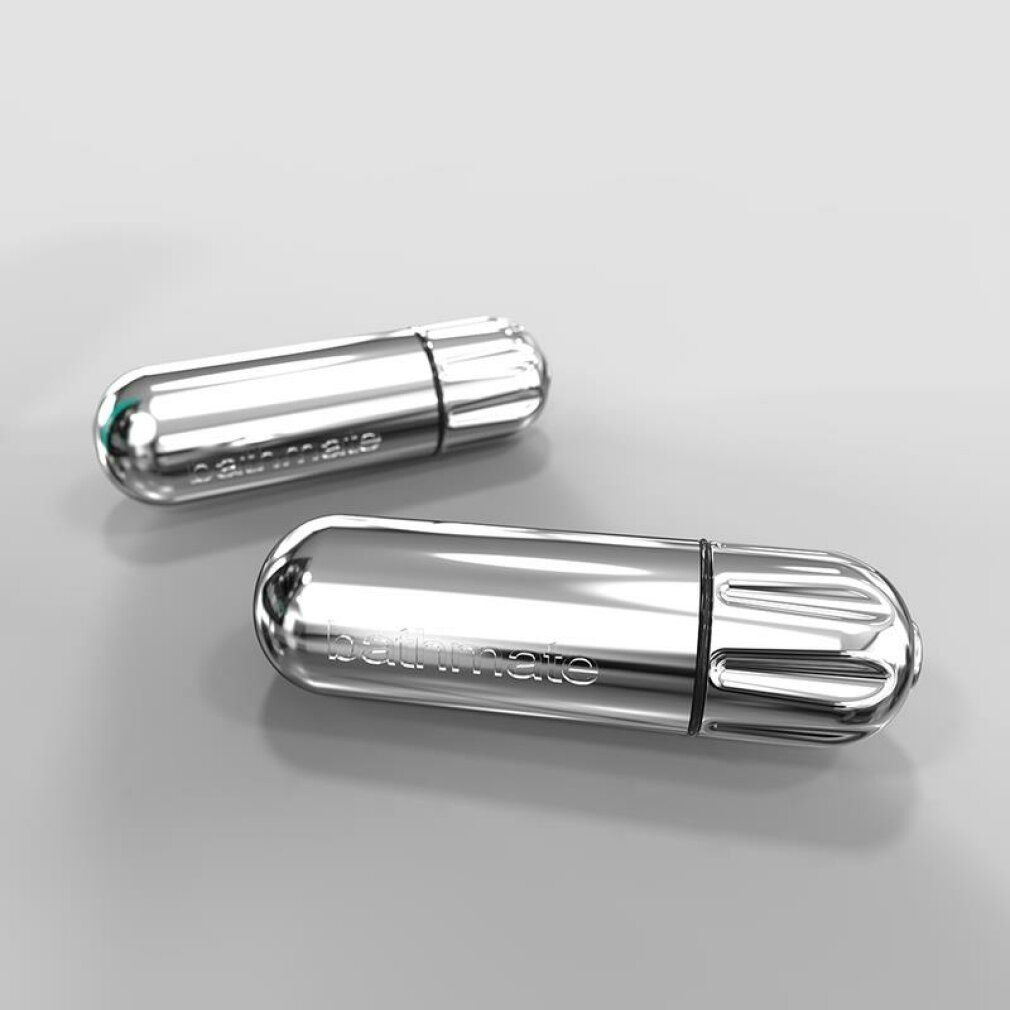 Zwei silberne, zylindrische Aufsätze mit der Aufschrift "bathmate".