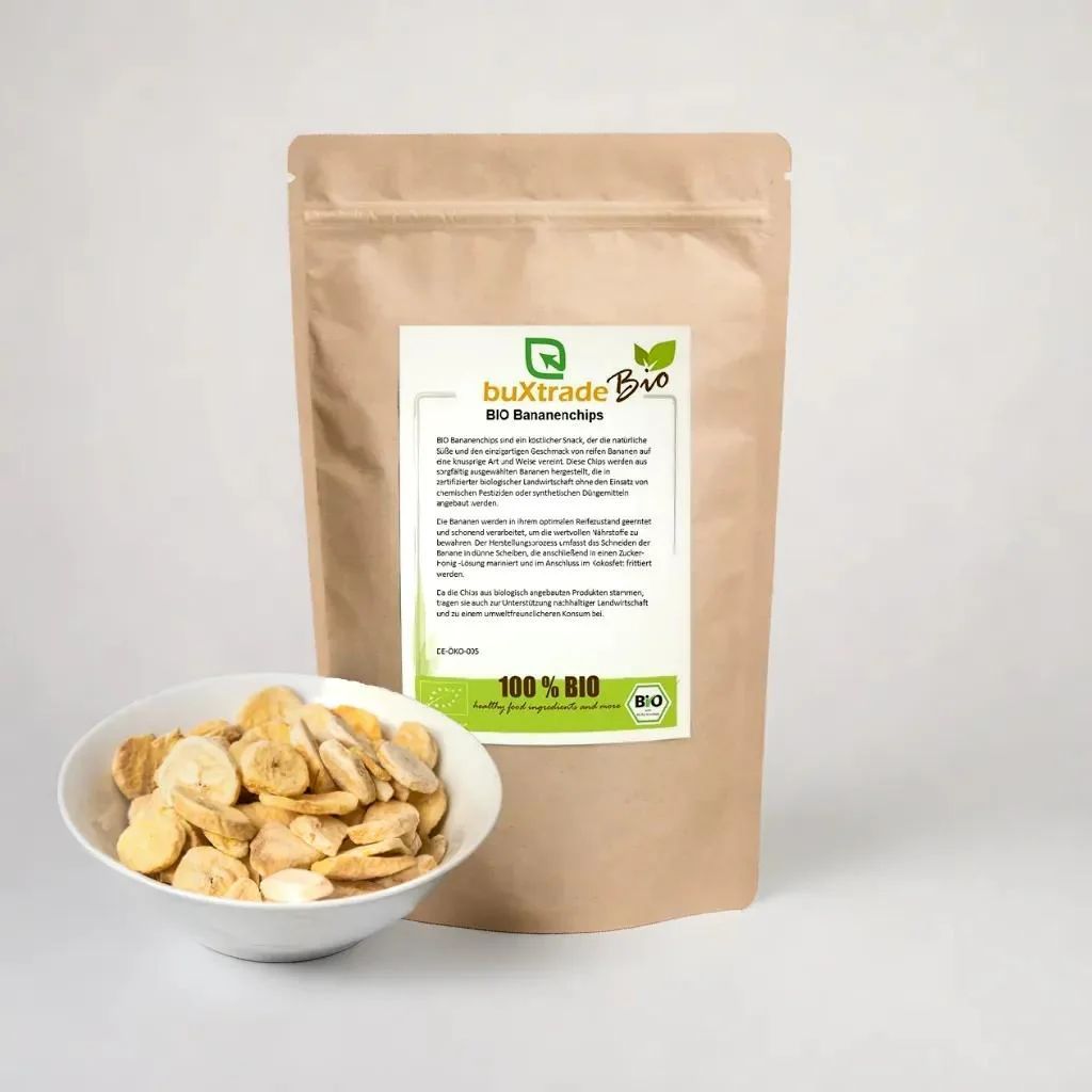 Beutel mit Bananenchips und Schale. Aufschrift: buXtrade Bio. 100% BIO. Bio-Siegel. Braune Verpackung.