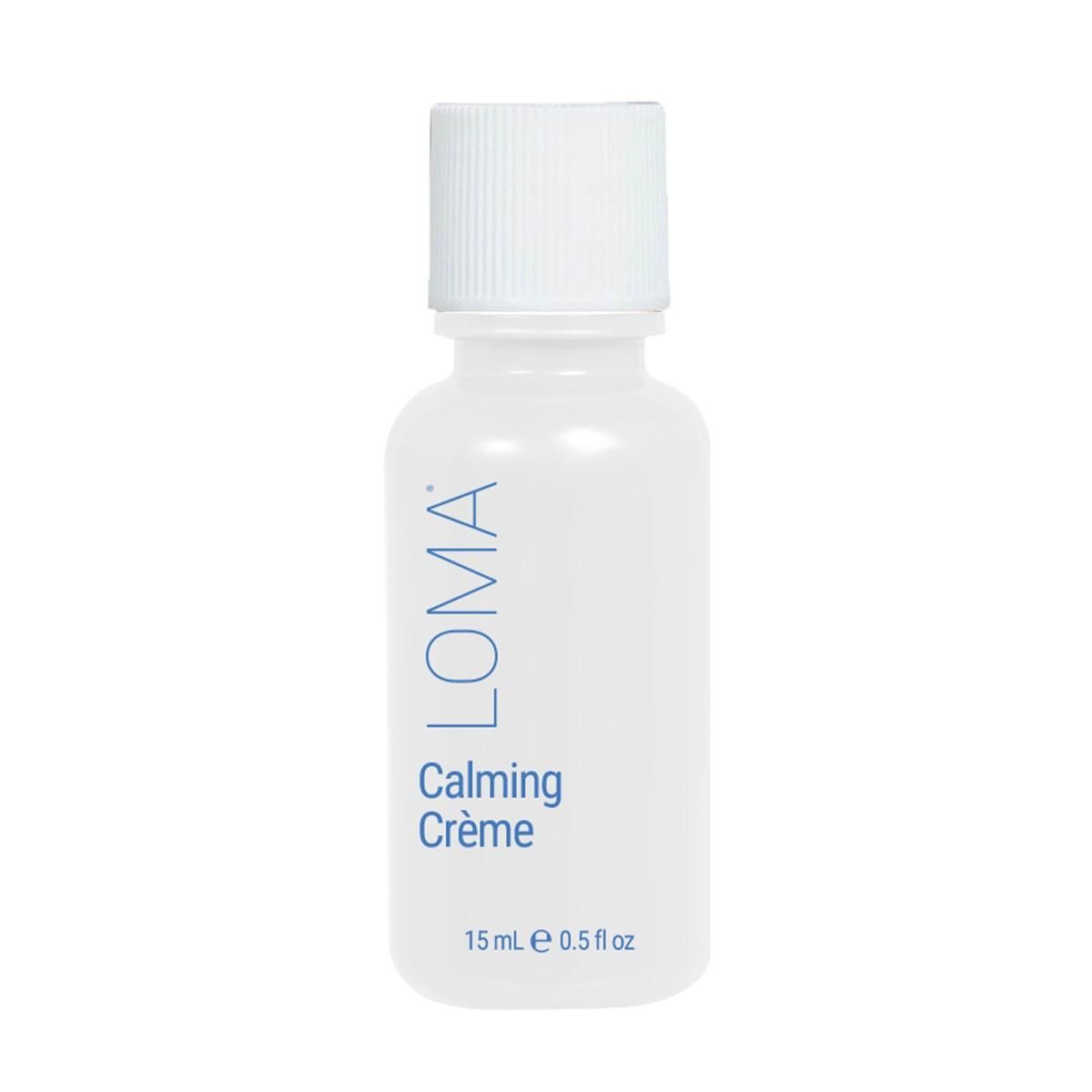Kleine, weiße Flasche mit weißem Deckel. Aufschrift: LOMA, Calming Crème. Volumen: 15 ml, 0,5 fl oz.