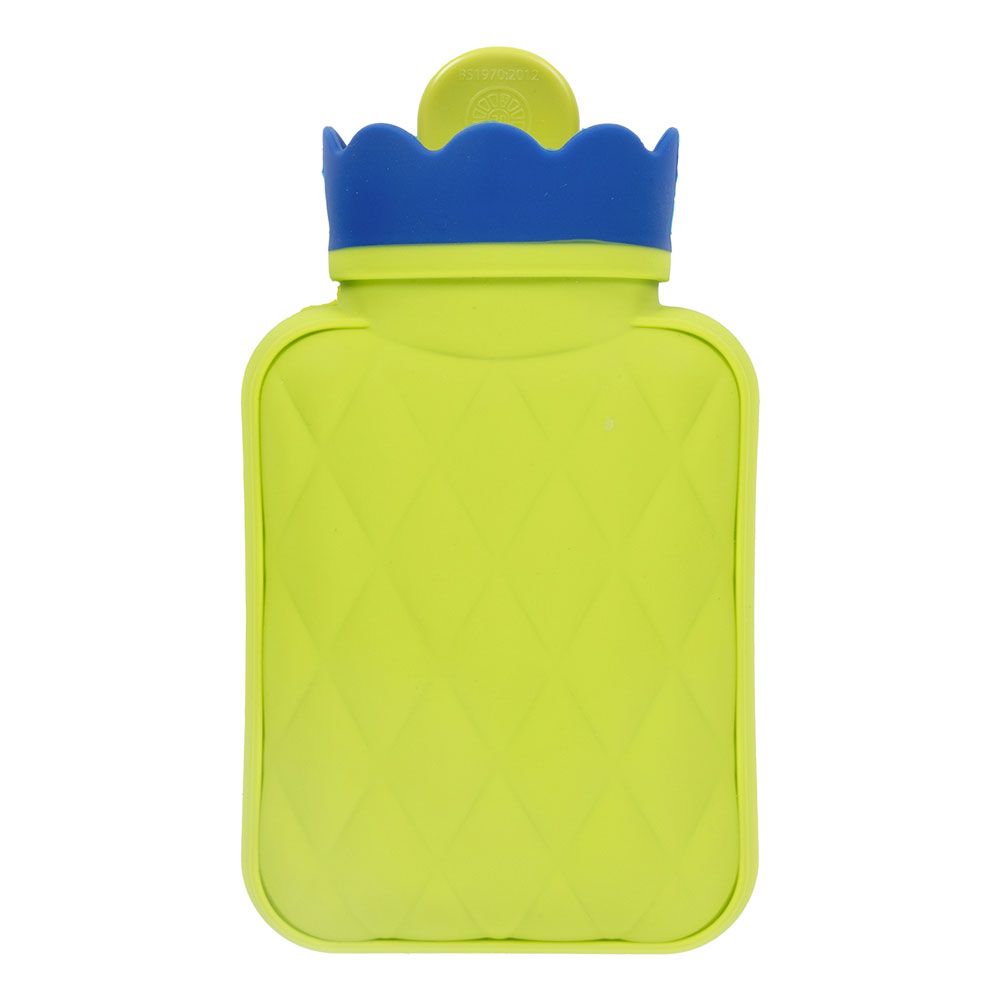 Grüne Wärmflasche mit blauem Verschluss. Quadratische Form mit Rautenmuster. Oben ein gelber Verschluss.