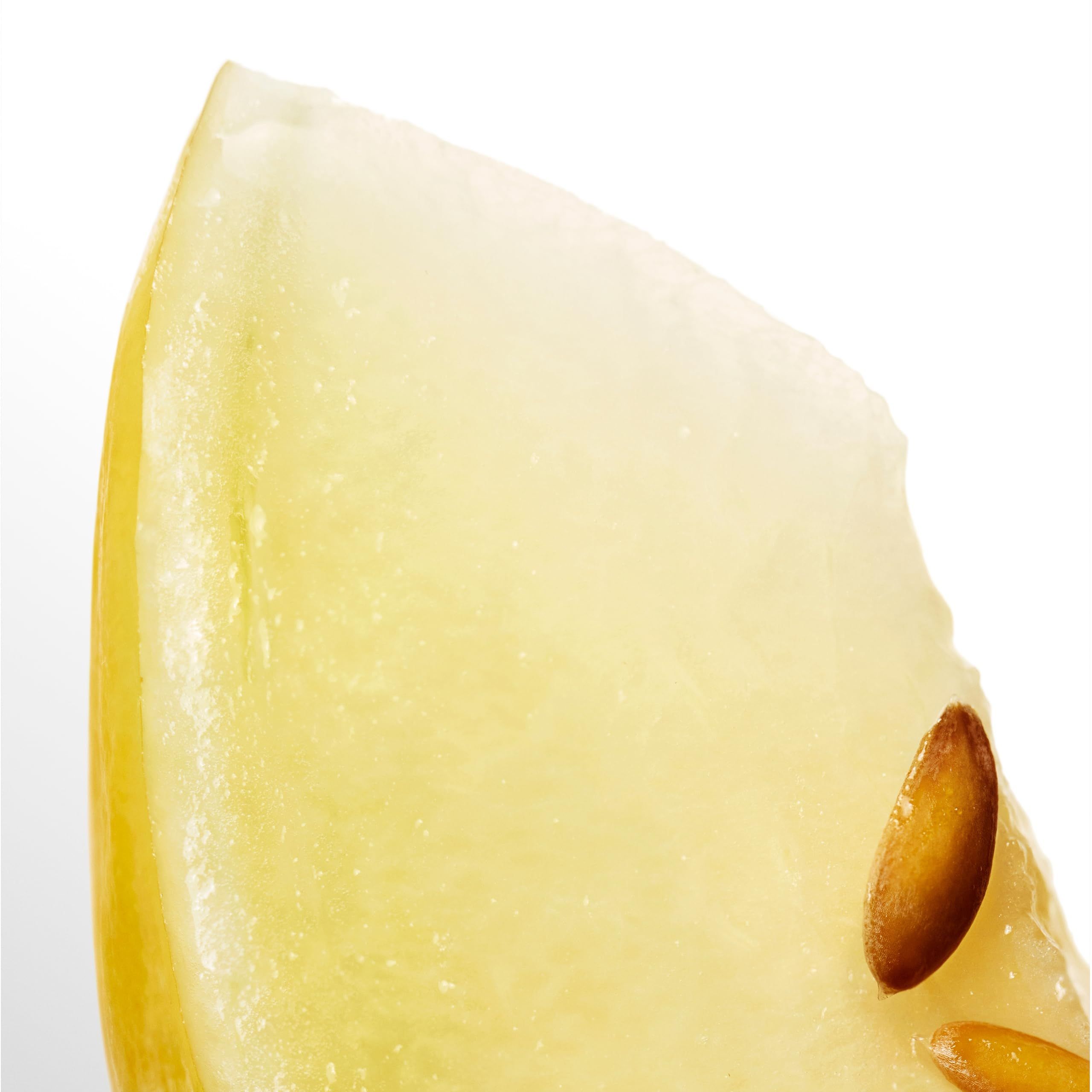 Nahaufnahme eines gelben Melonenstücks mit Samen.