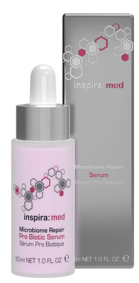 Eine Flasche und eine Schachtel von inspira:med Microbiome Repair Pro Biotic Serum. Flasche mit Pipette, rosa Flüssigkeit, graue Verpackung.