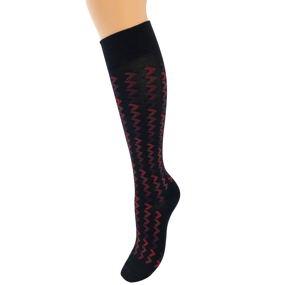Schwarze Kniestrümpfe mit rotem Zickzackmuster. Beinmodell, isoliert auf weißem Hintergrund.