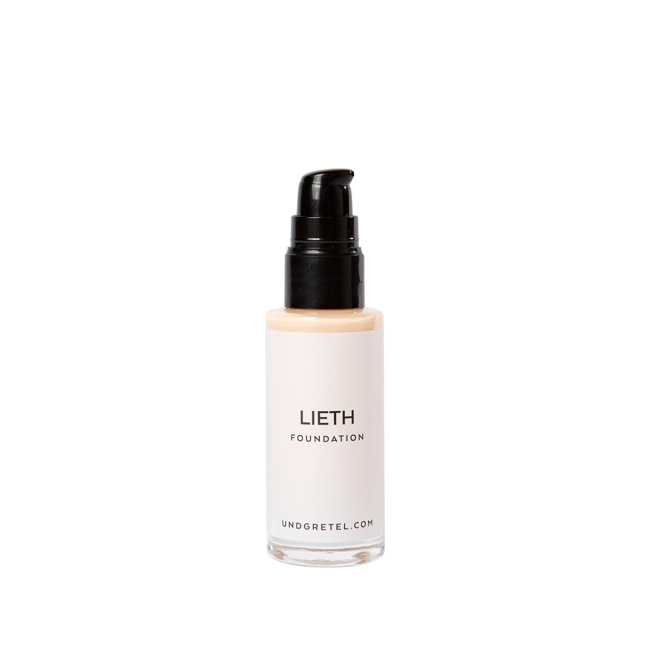 Flüssige Foundation in Glasflasche mit schwarzem Pumpverschluss. Aufschrift: LIETH FOUNDATION. Untere Reihe: UNDGRETEL.COM.