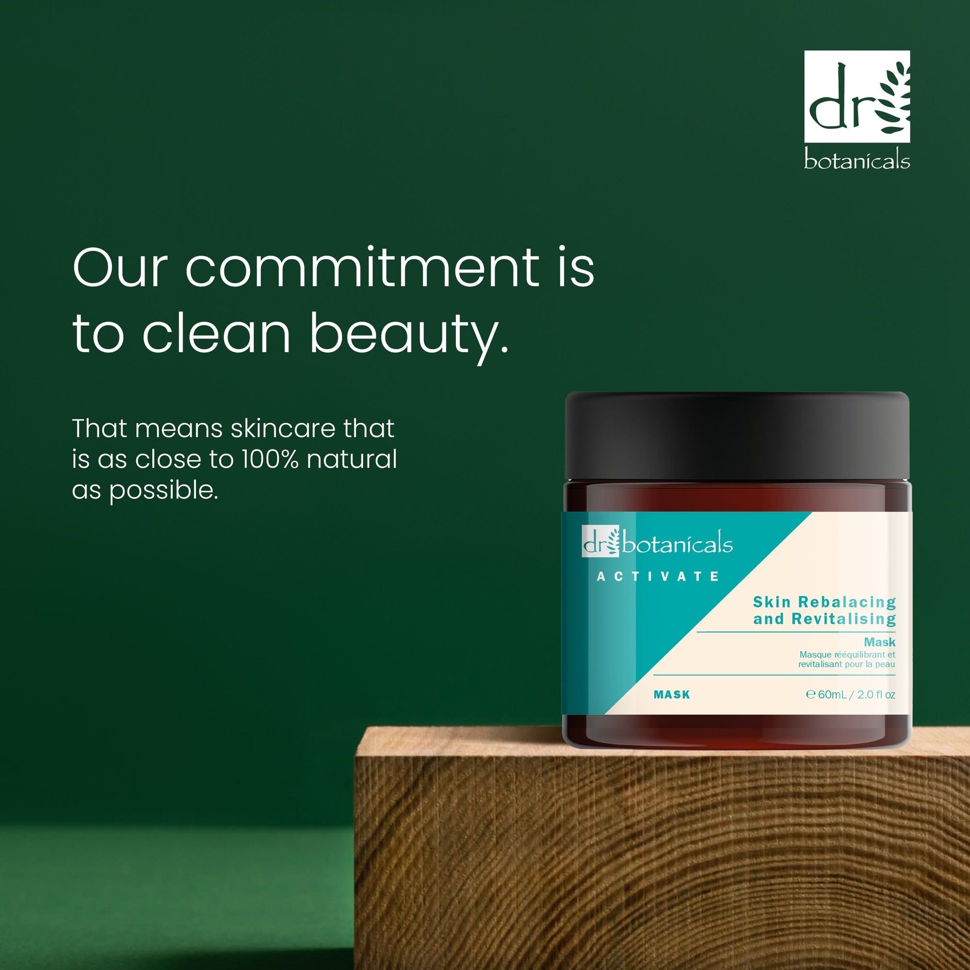 Braune Glasdose mit schwarzem Deckel auf Holzblock. Etikett mit Produktnamen und Marke. Text: Skin Rebalacing and Revitalising Mask. Hintergrund grün.