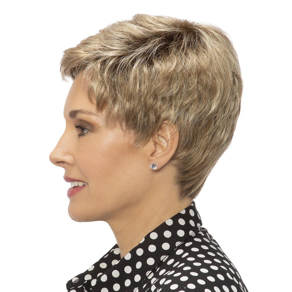 Kurzhaarperücke, blond, wellig. Frau mit gepunkteter Bluse. Profilansicht.