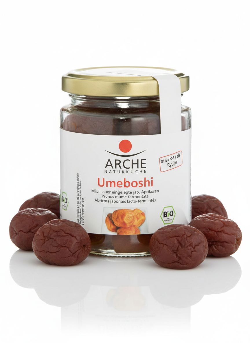 Arche Bio Umeboshi Aprikosen im Glas, umgeben von ganzen Früchten.