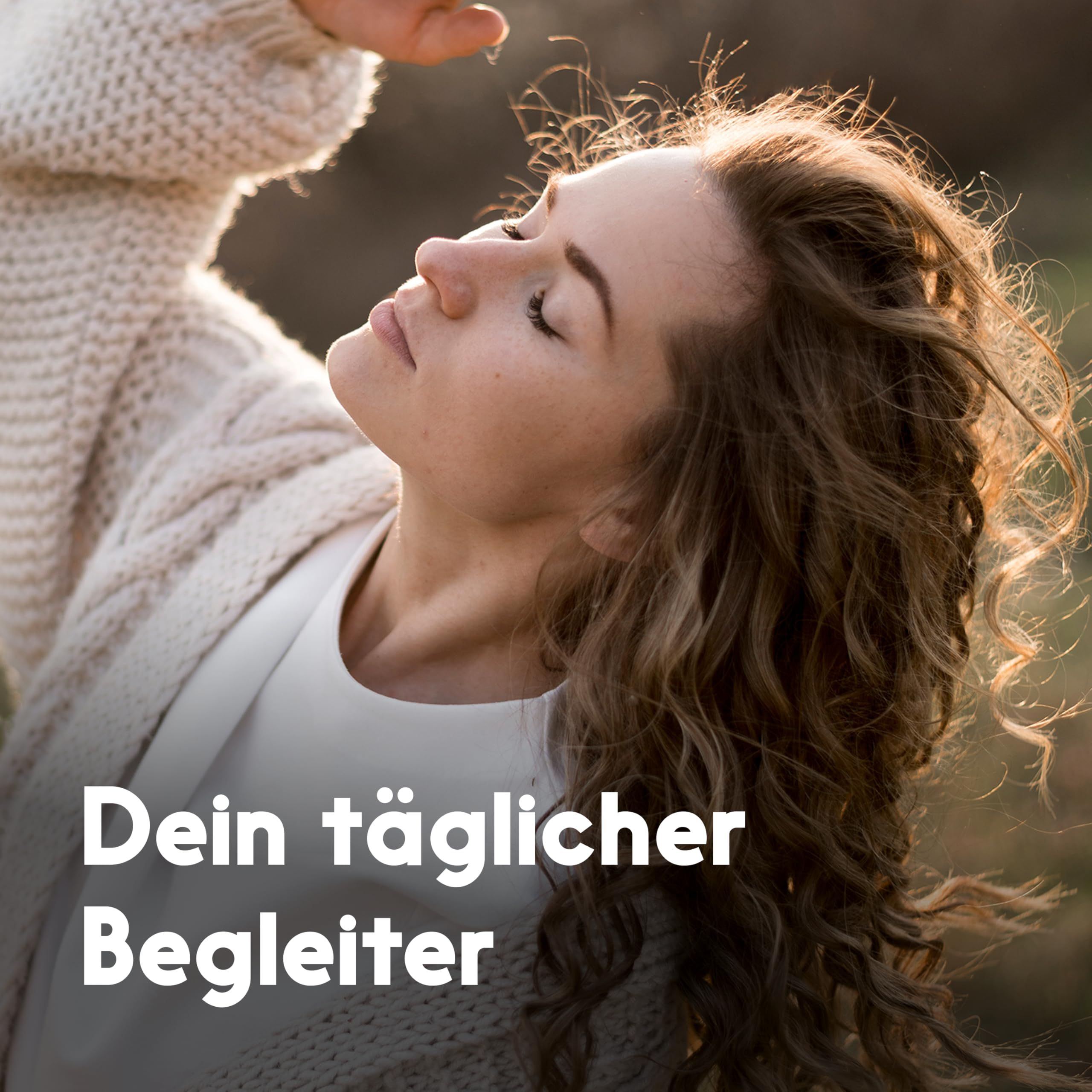Frau mit geschlossenen Augen, die ihr Gesicht der Sonne zuwendet. Text: Dein täglicher Begleiter.