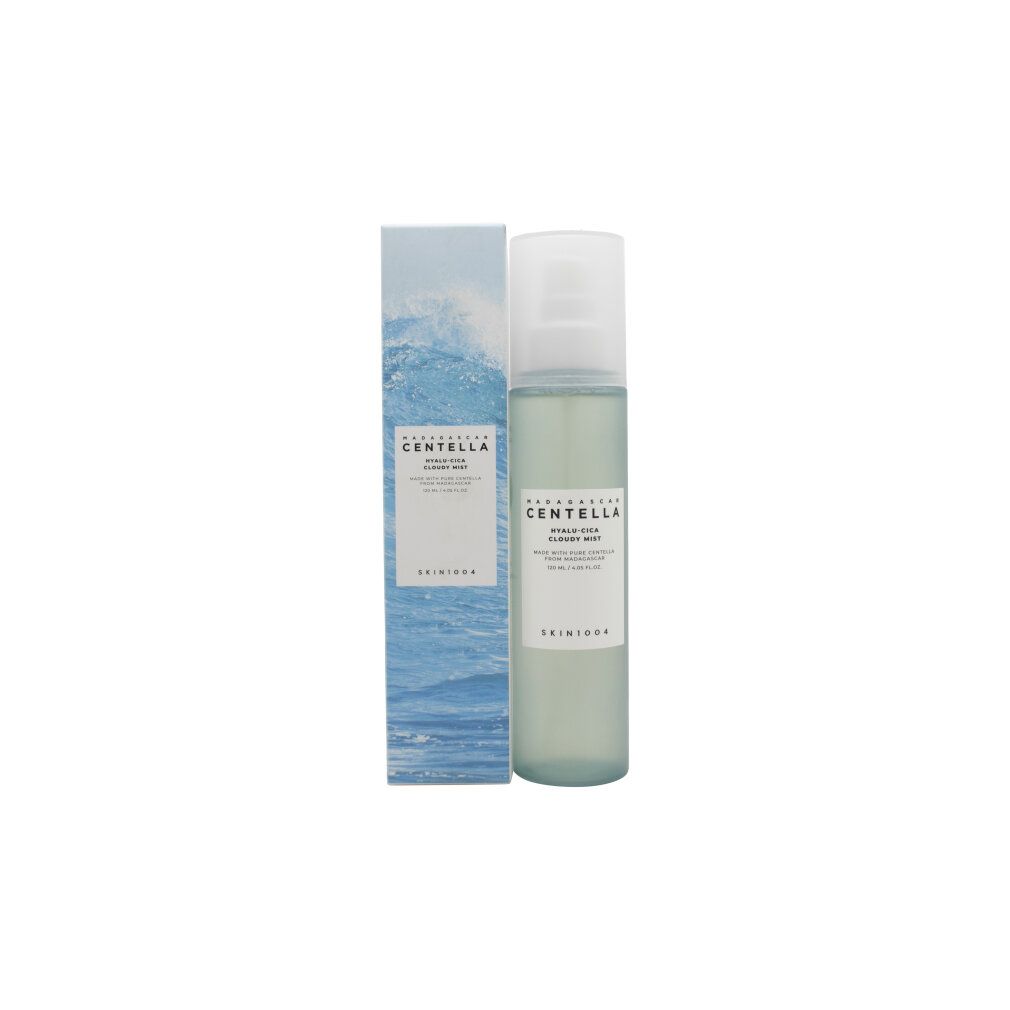 Flasche mit blauem Gesichtsspray auf einem Hintergrund aus blauem Rauch und Wolken.